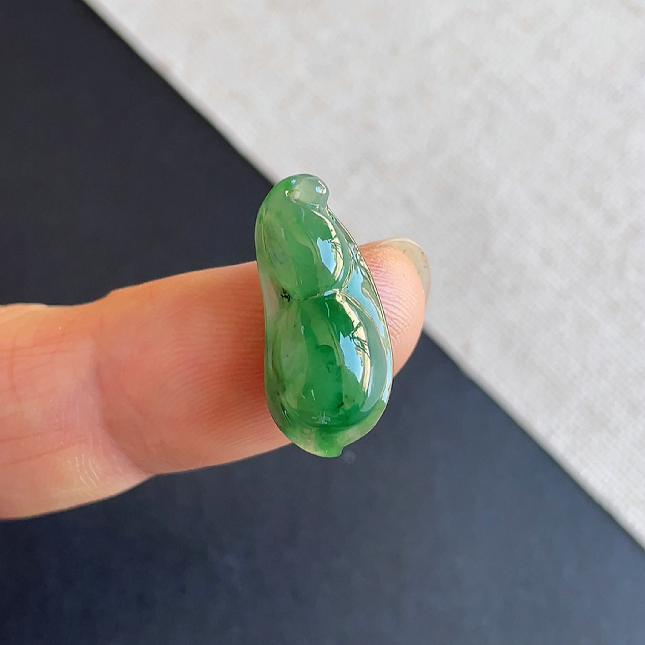天然翡翠a货冰种辣绿四季豆吊坠