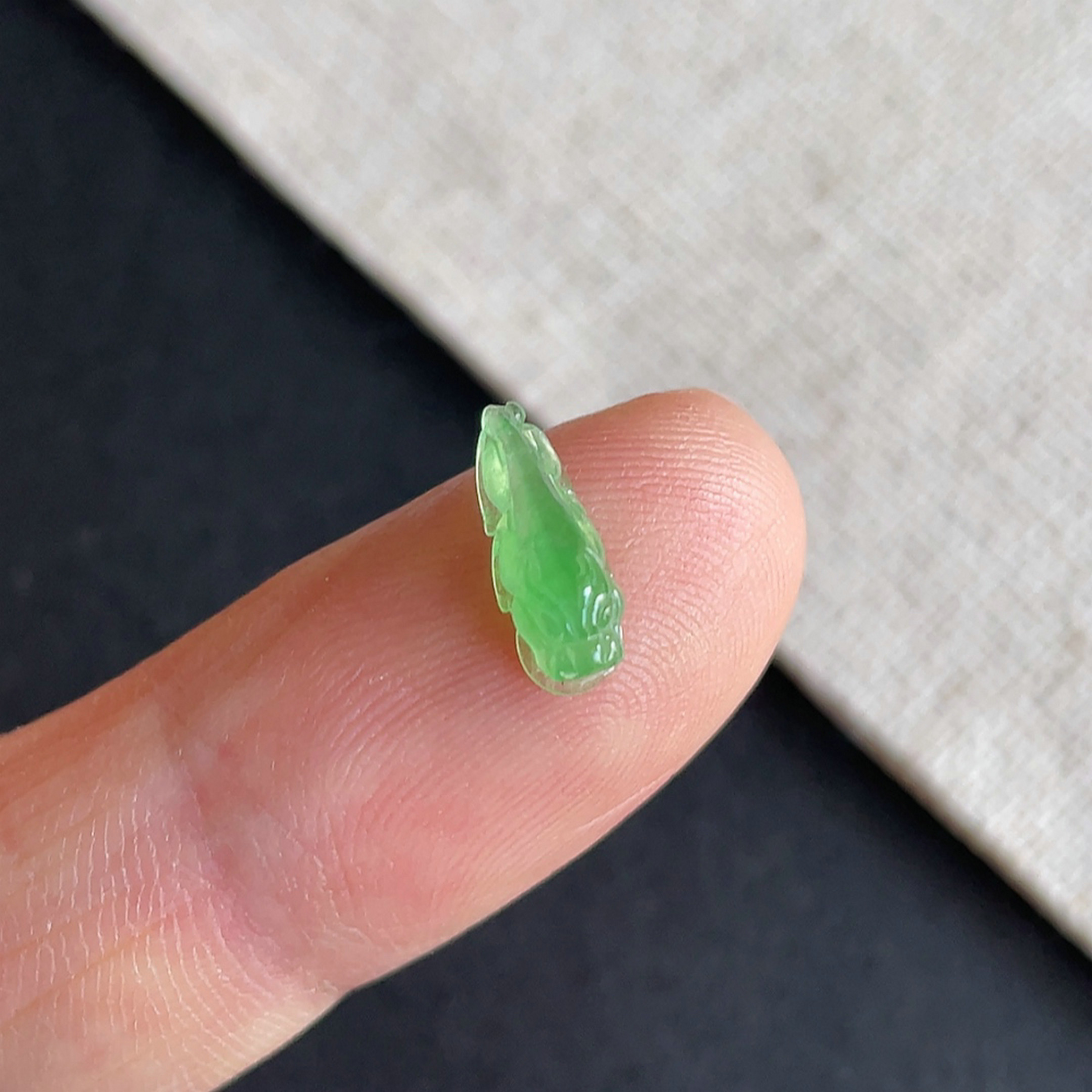缅甸翡翠冰种阳绿金蟾戒面