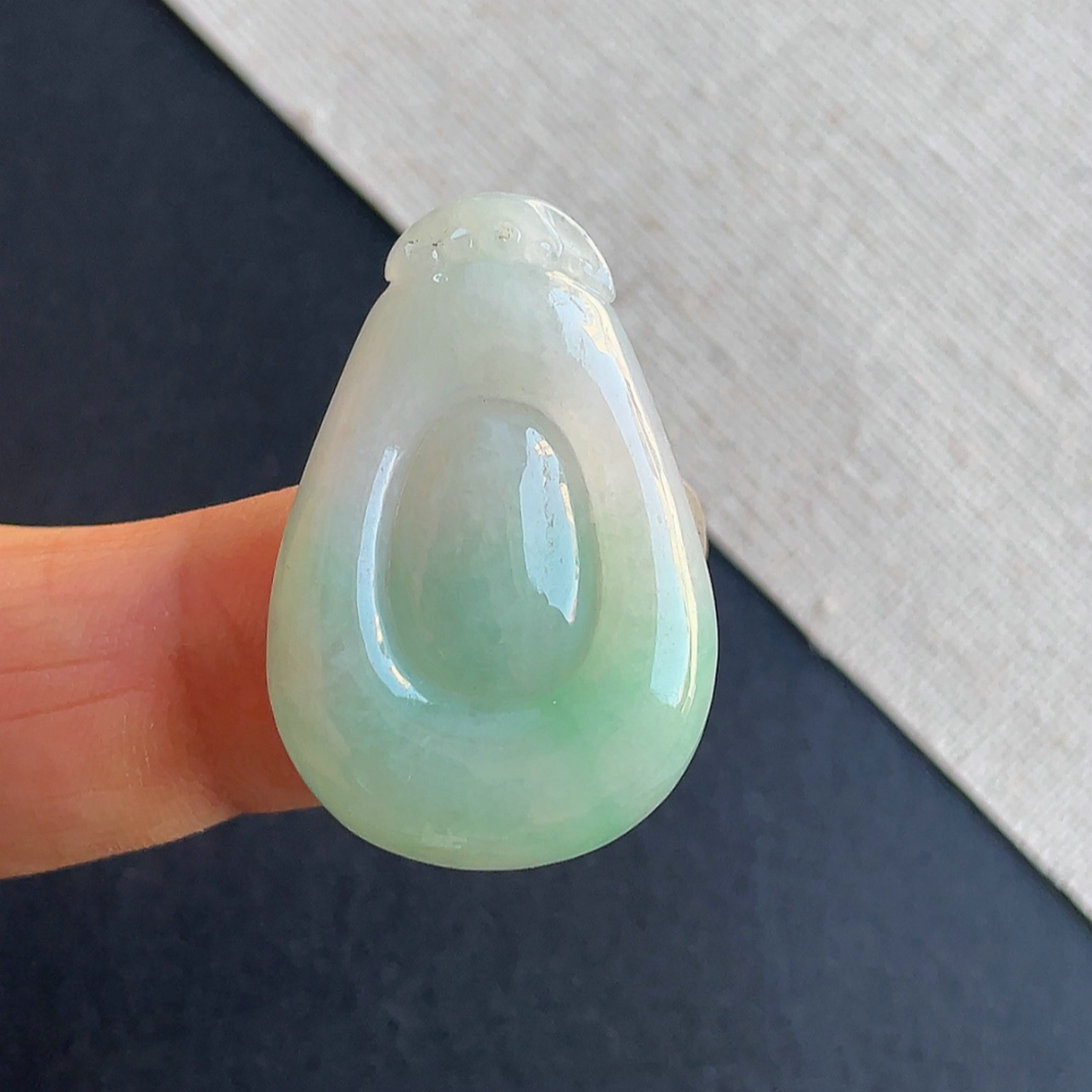 天然翡翠飘阳绿福贝吊坠