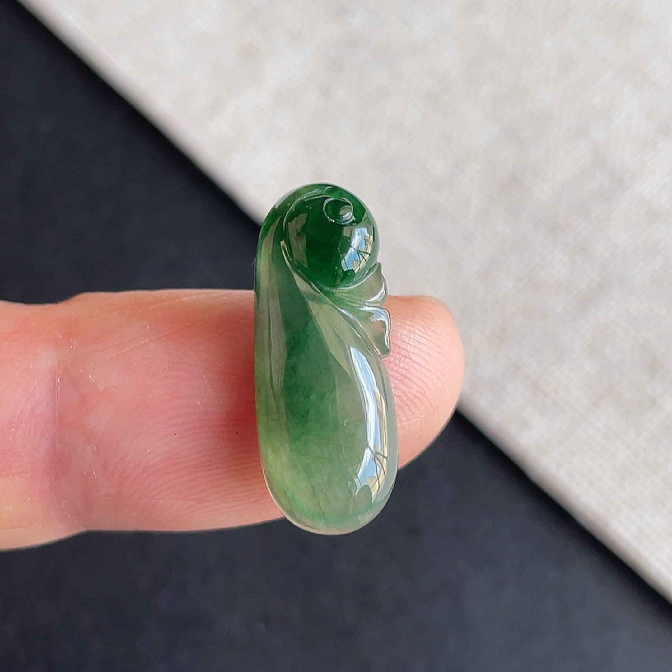 翡翠冰种满色福瓜吊坠颈饰