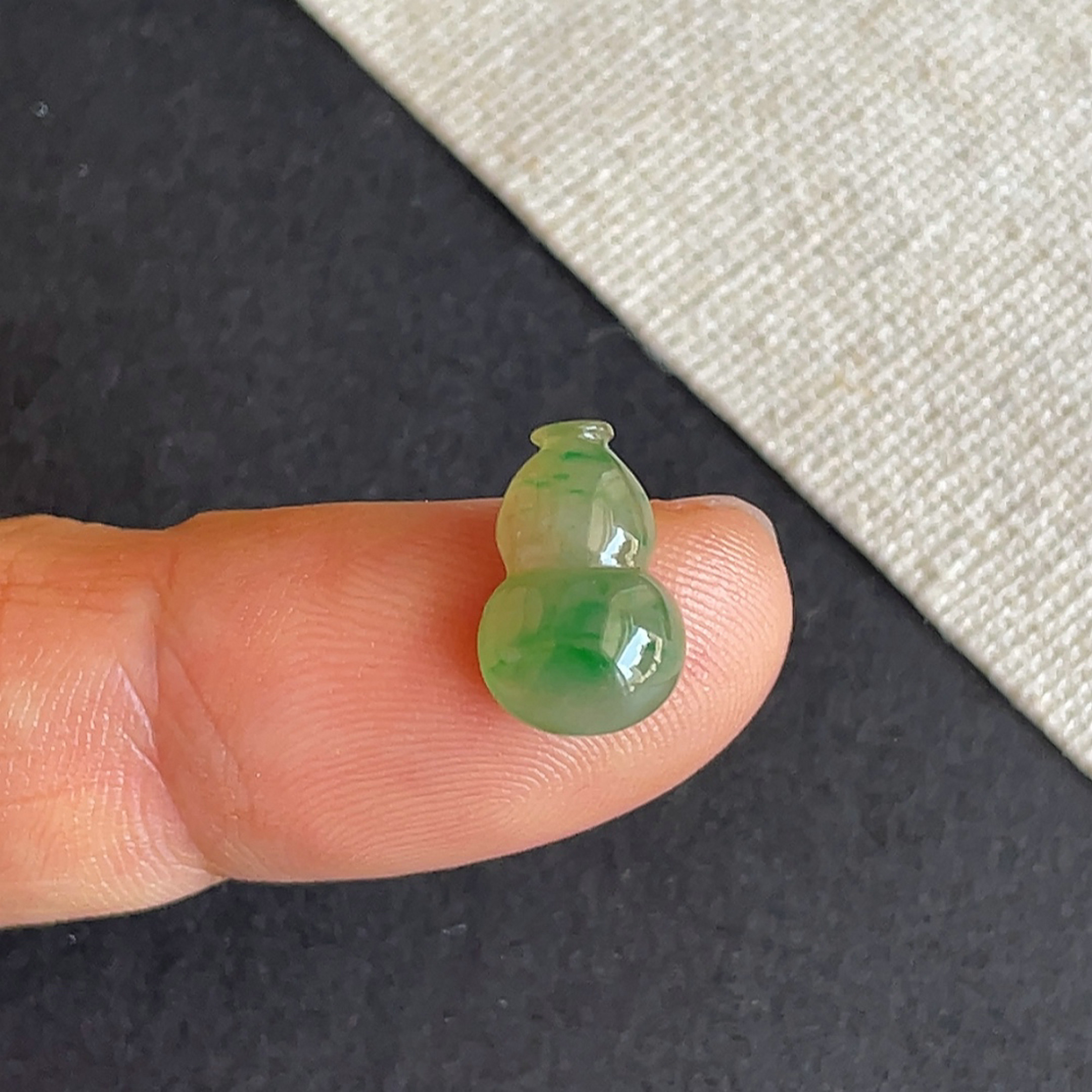 天然缅甸翡翠冰种飘阳绿葫芦戒面