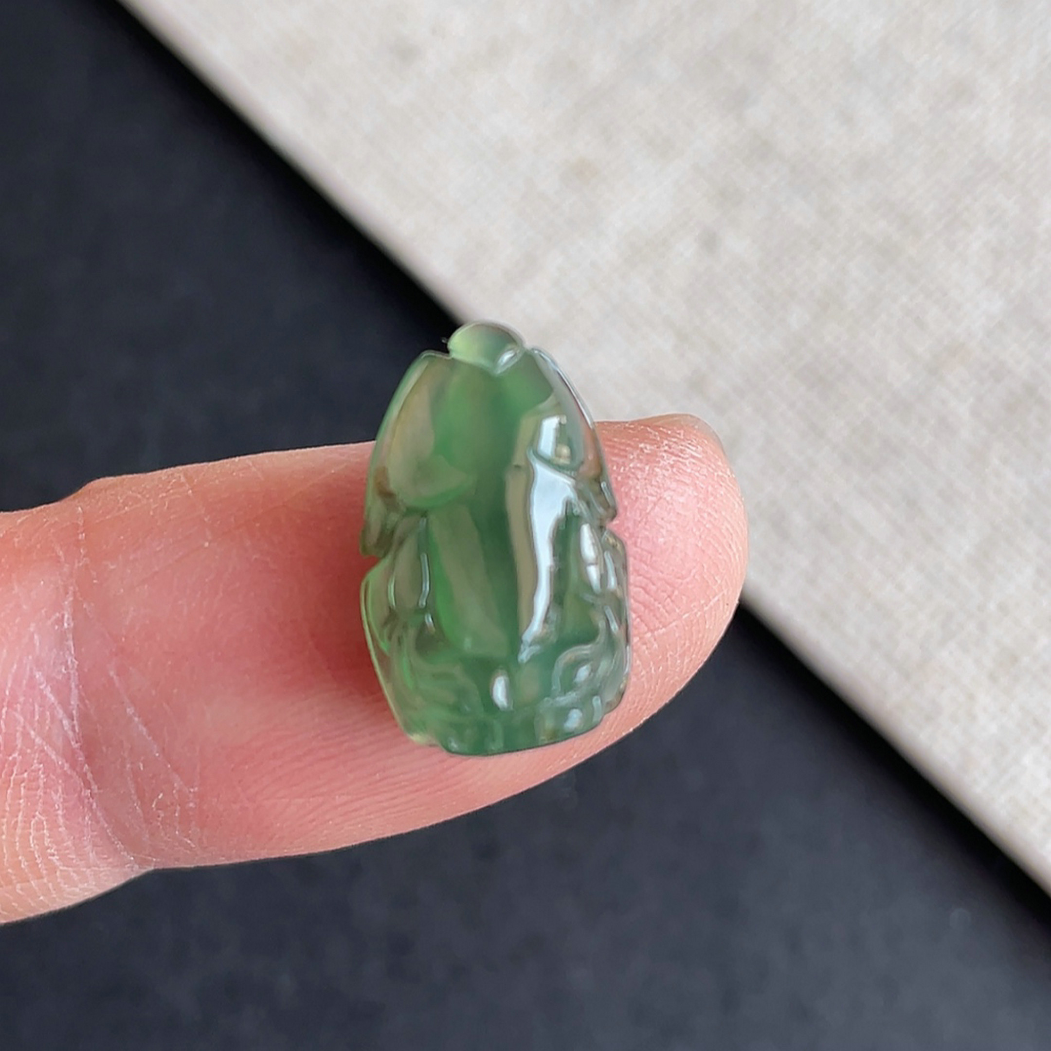缅甸翡翠冰种满绿貔貅戒面