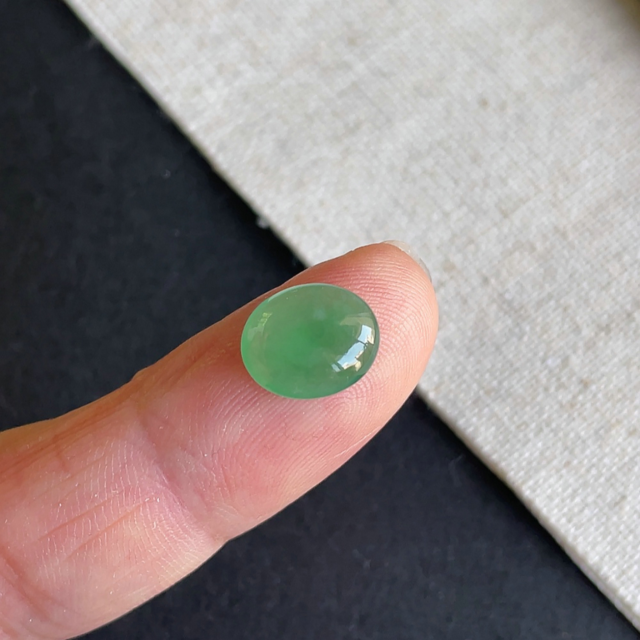 翡翠老坑冰种满绿蛋面戒面