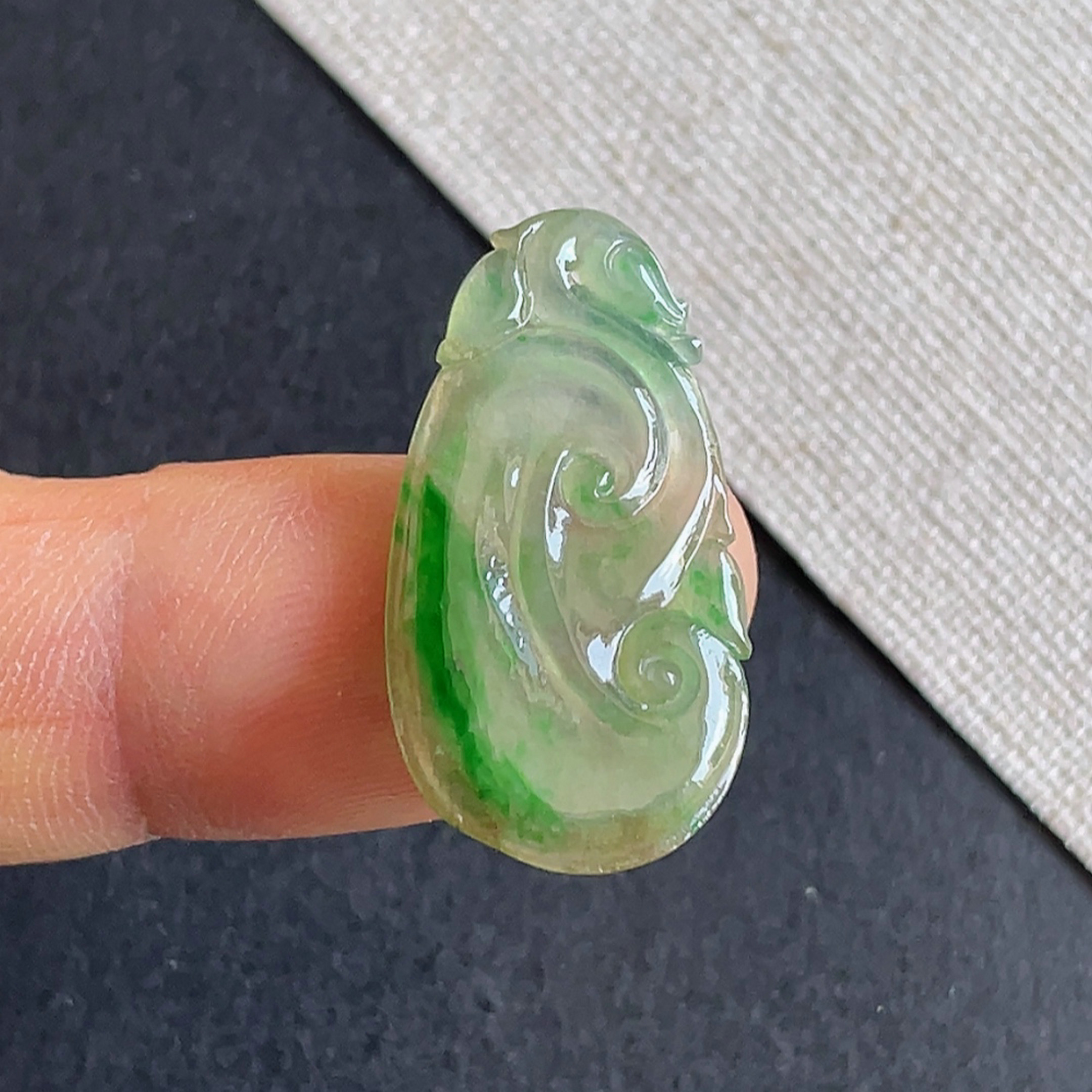 天然a货翡翠冰种飘阳绿如意吊坠