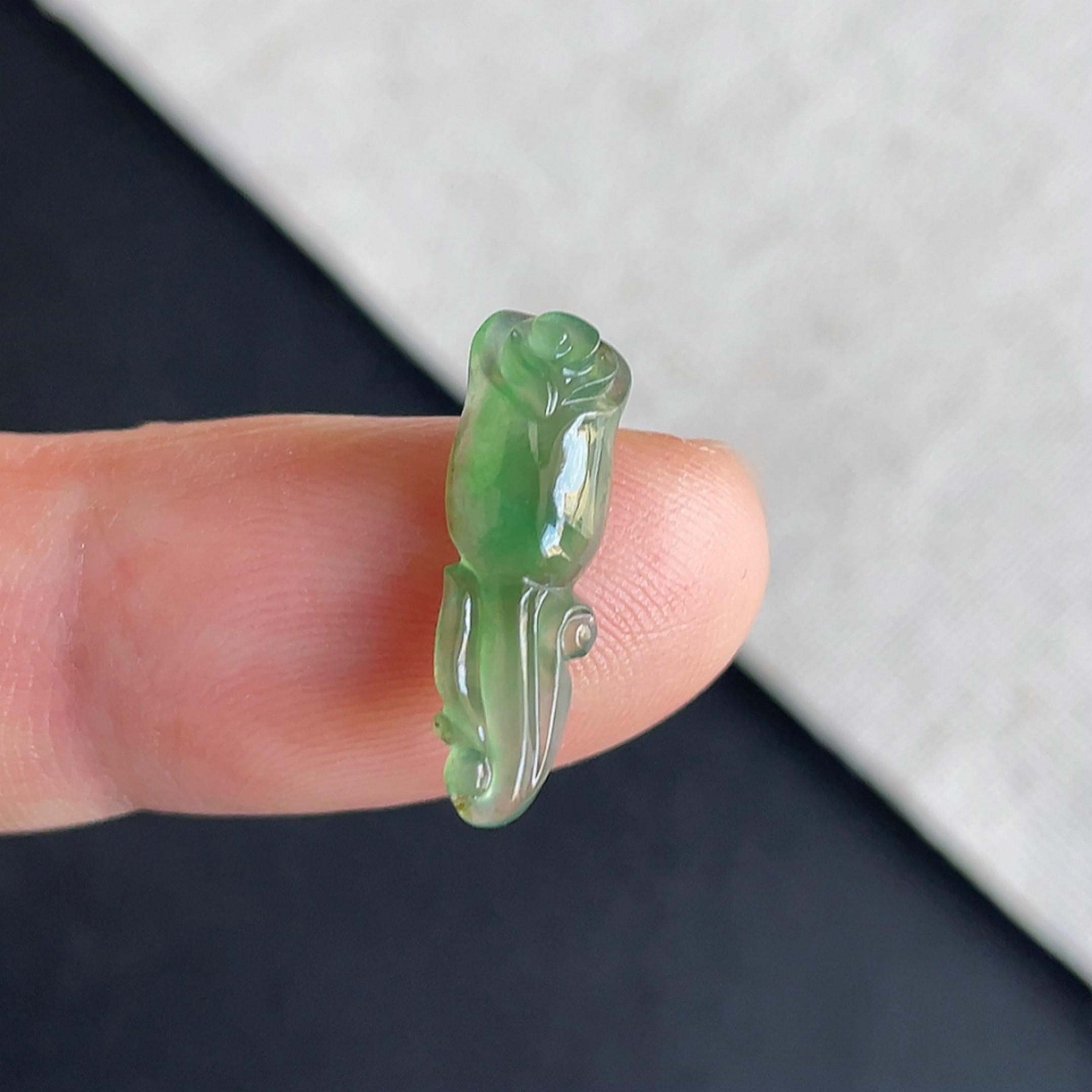 缅甸翡翠冰种满绿玫瑰戒面
