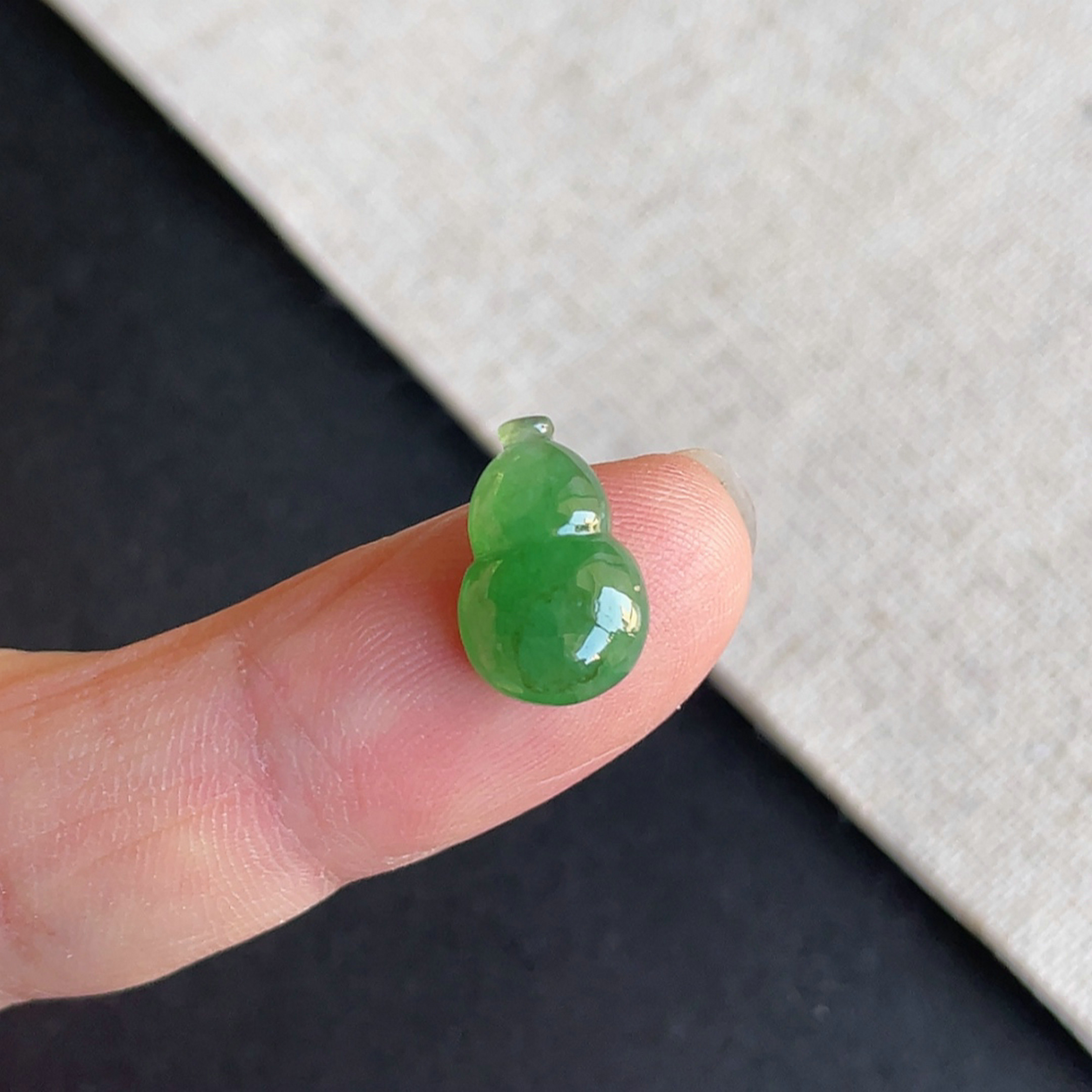 1212-2缅甸天然A货翡翠老坑冰种辣绿葫芦戒面～金晶翡翠