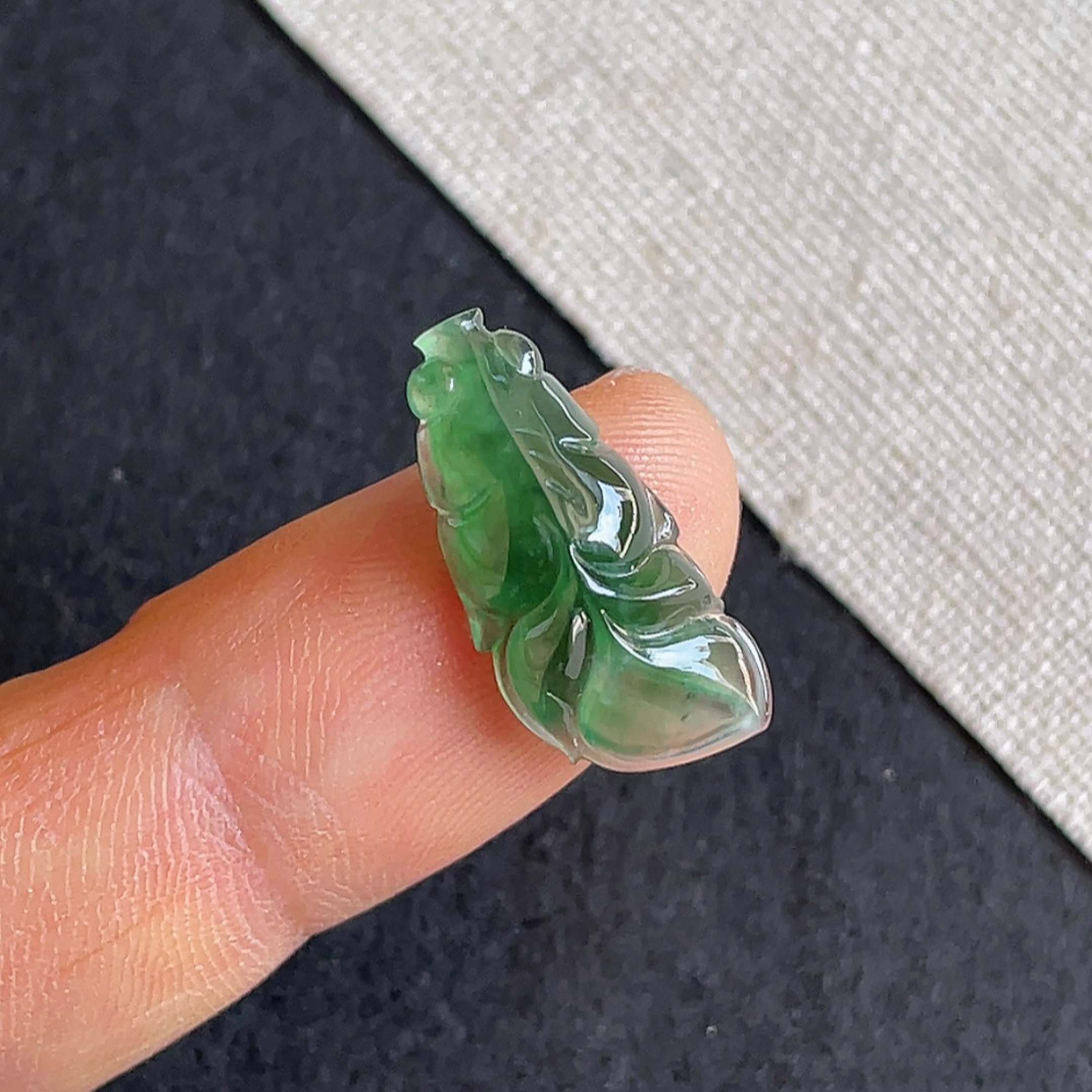 天然翡翠a货冰种满绿翡翠鱼戒面