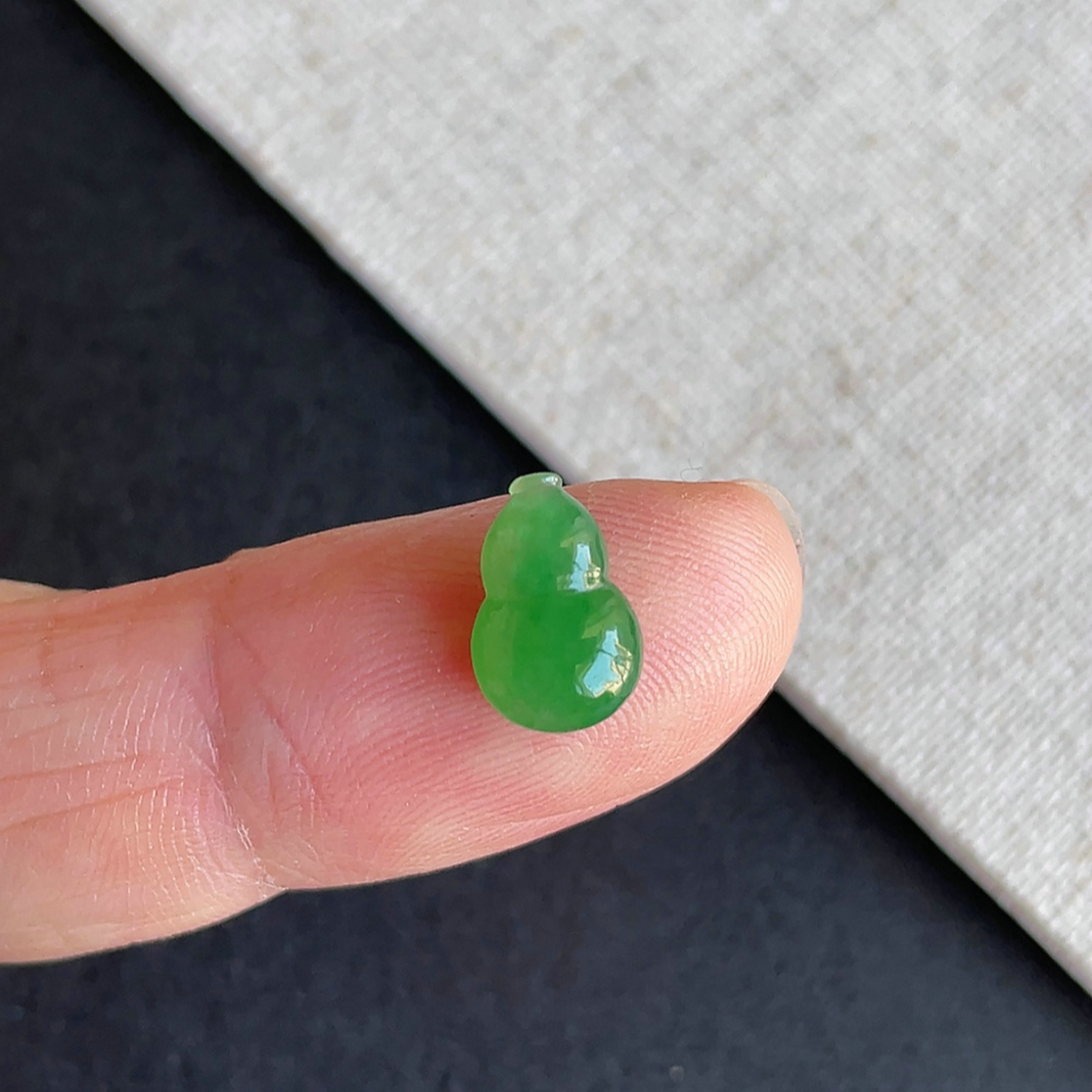 缅甸翡翠冰种阳绿葫芦戒面