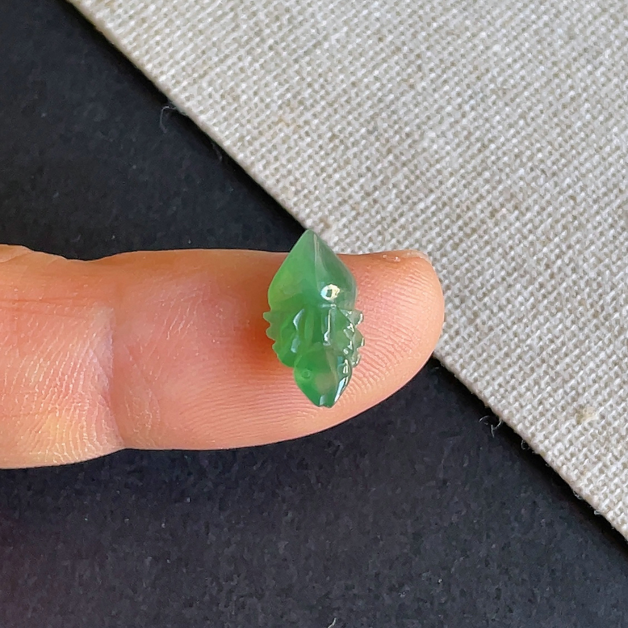 天然缅甸翡翠冰种阳绿蚂蚁戒面