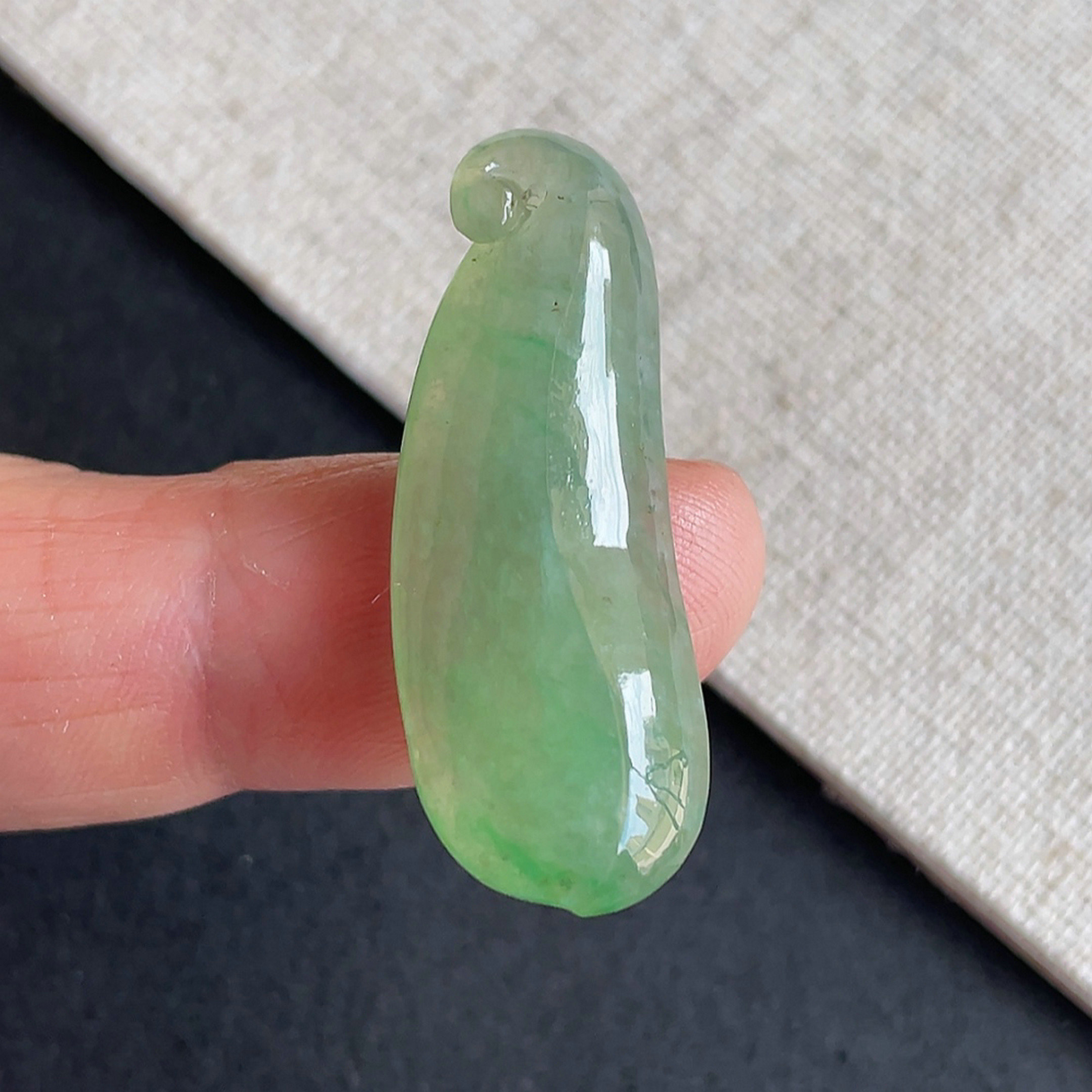 缅甸天然翡翠A货冰种满绿福瓜吊坠 附鉴定证书 支持复检