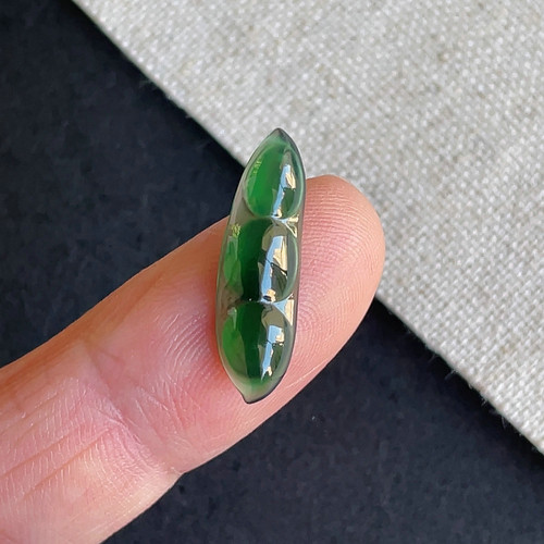 翡翠老坑冰种辣绿四季豆戒面吊坠