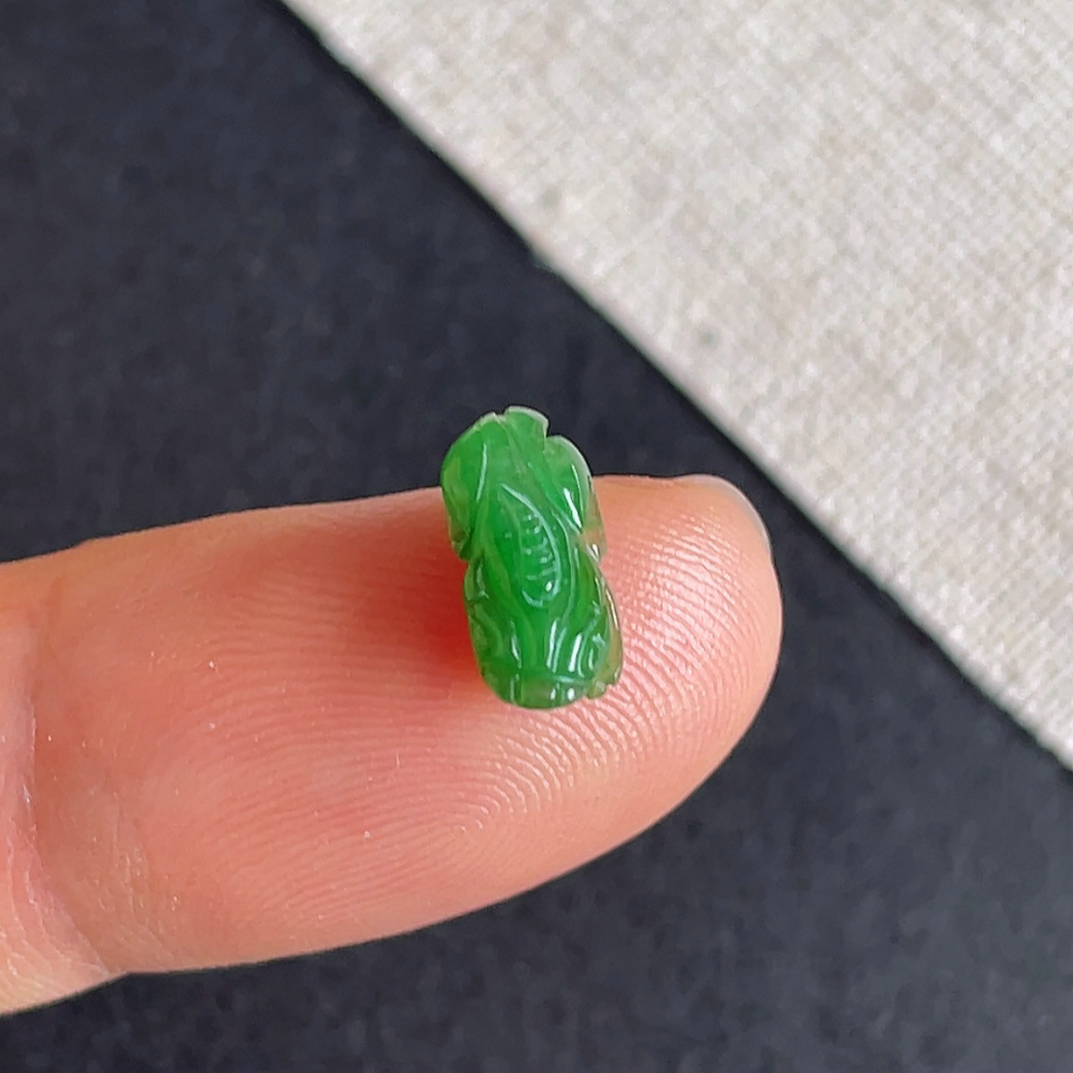 缅甸翡翠a货冰种阳绿貔貅戒面