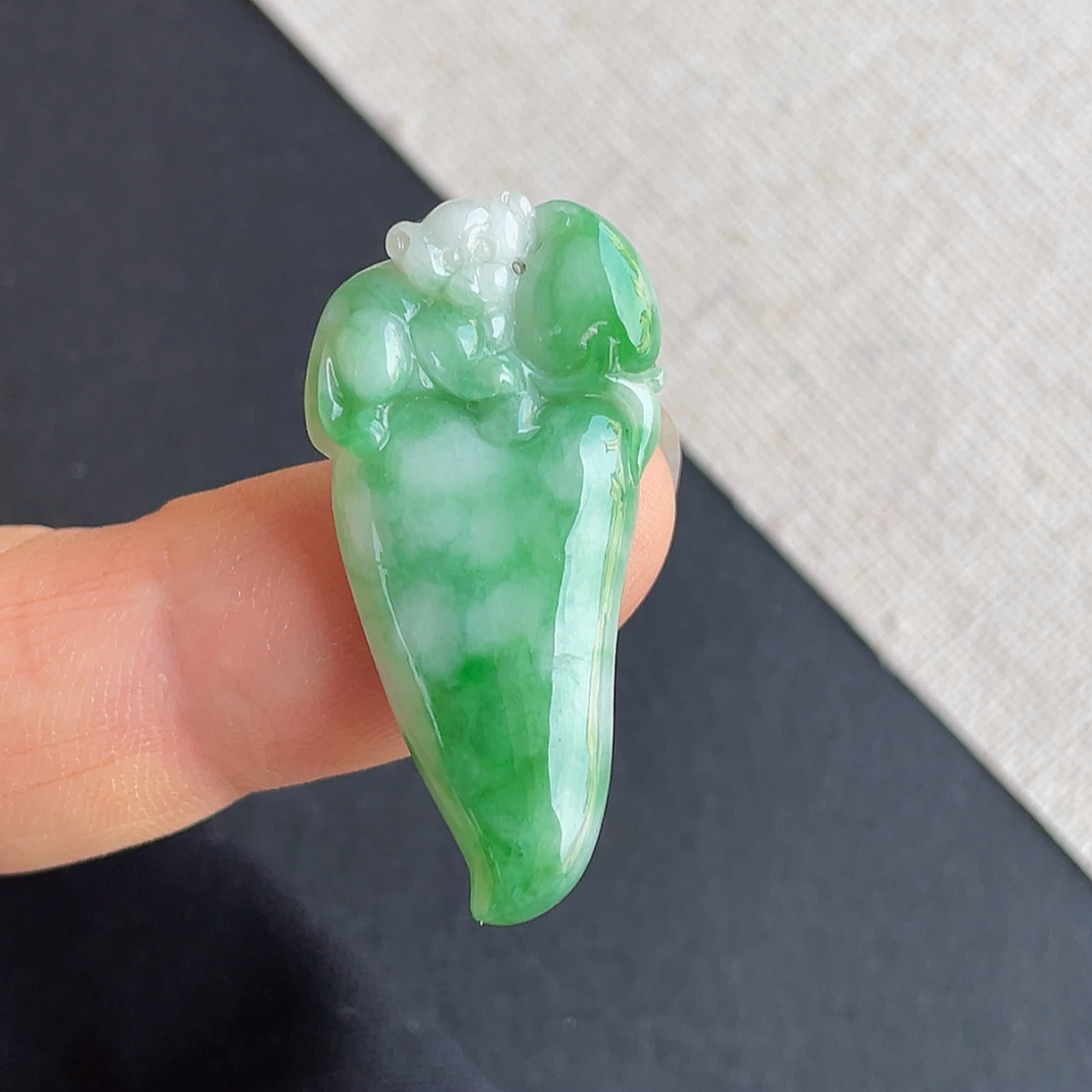 天然缅甸翡翠a货飘阳绿福瓜吊坠