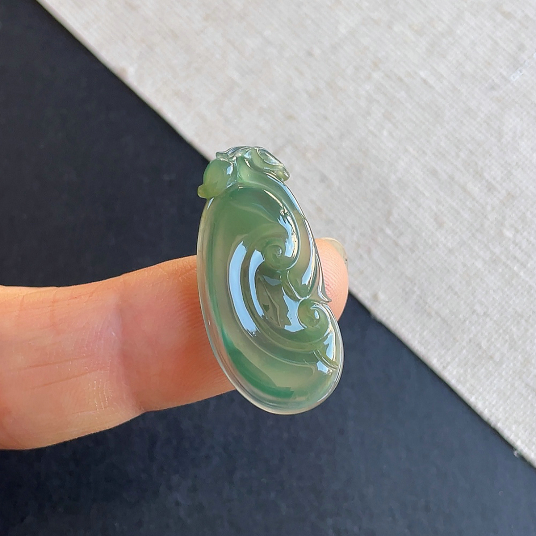 天然翡翠冰种满绿如意吊坠