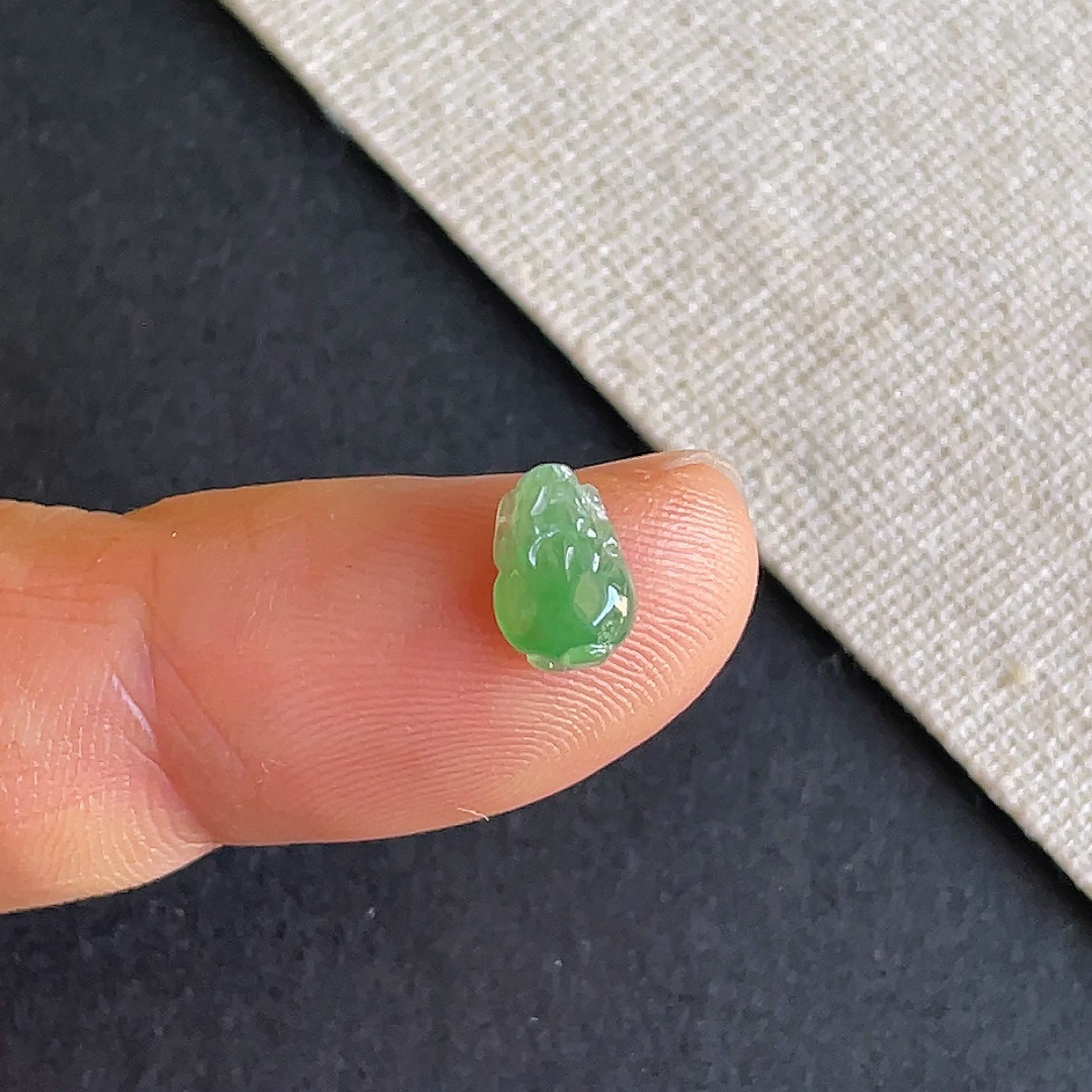 天然翡翠老坑冰种阳绿金蟾戒面