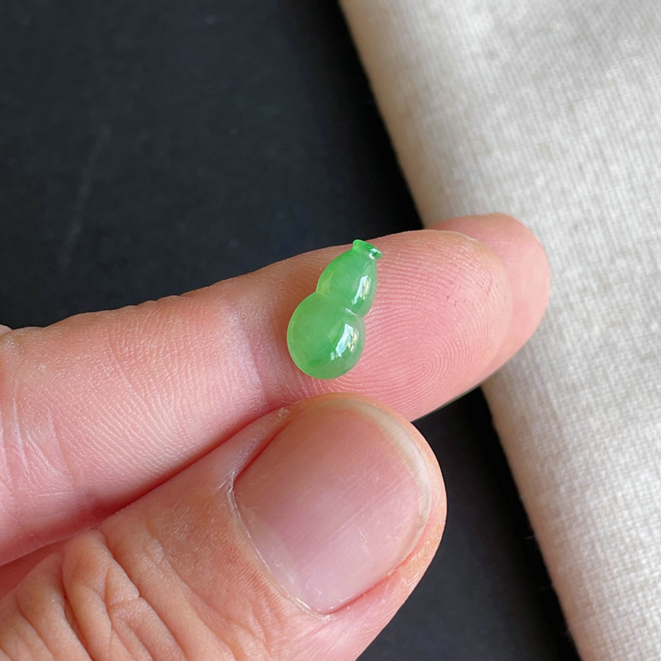冰种阳绿葫芦戒面缅甸翡翠A货