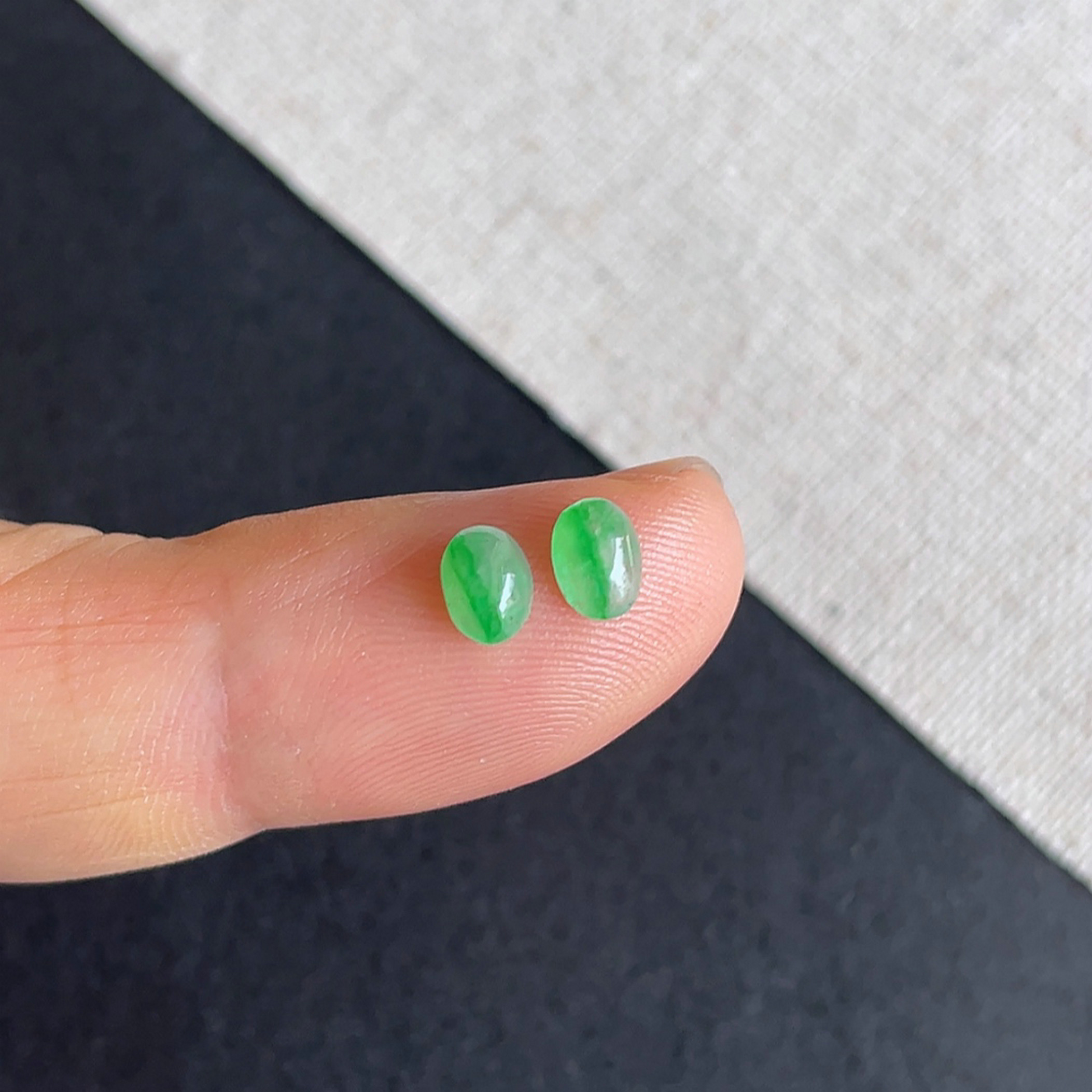 缅甸翡翠a货冰种飘阳绿蛋面一对