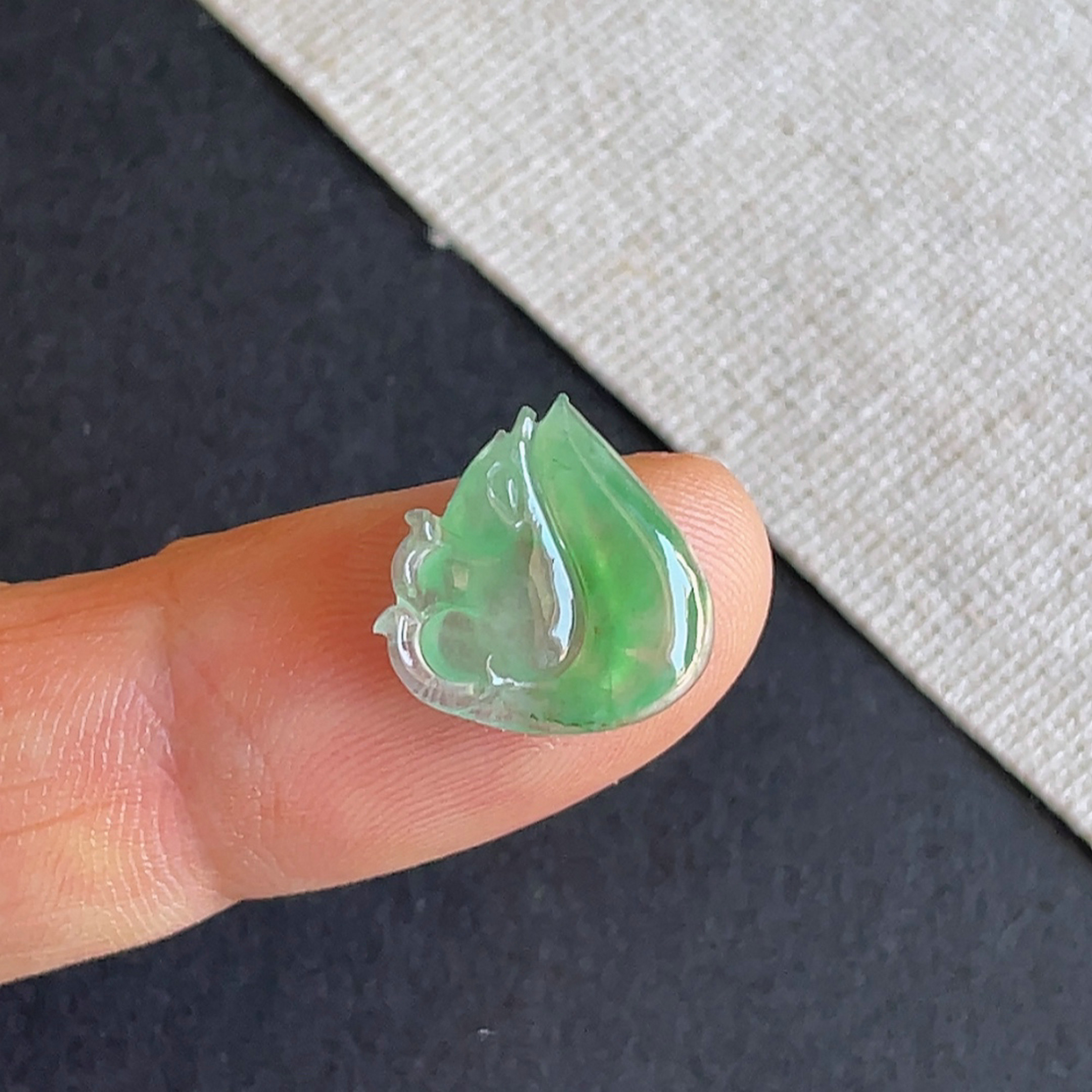 天然缅甸翡翠冰种带阳绿松鼠戒面