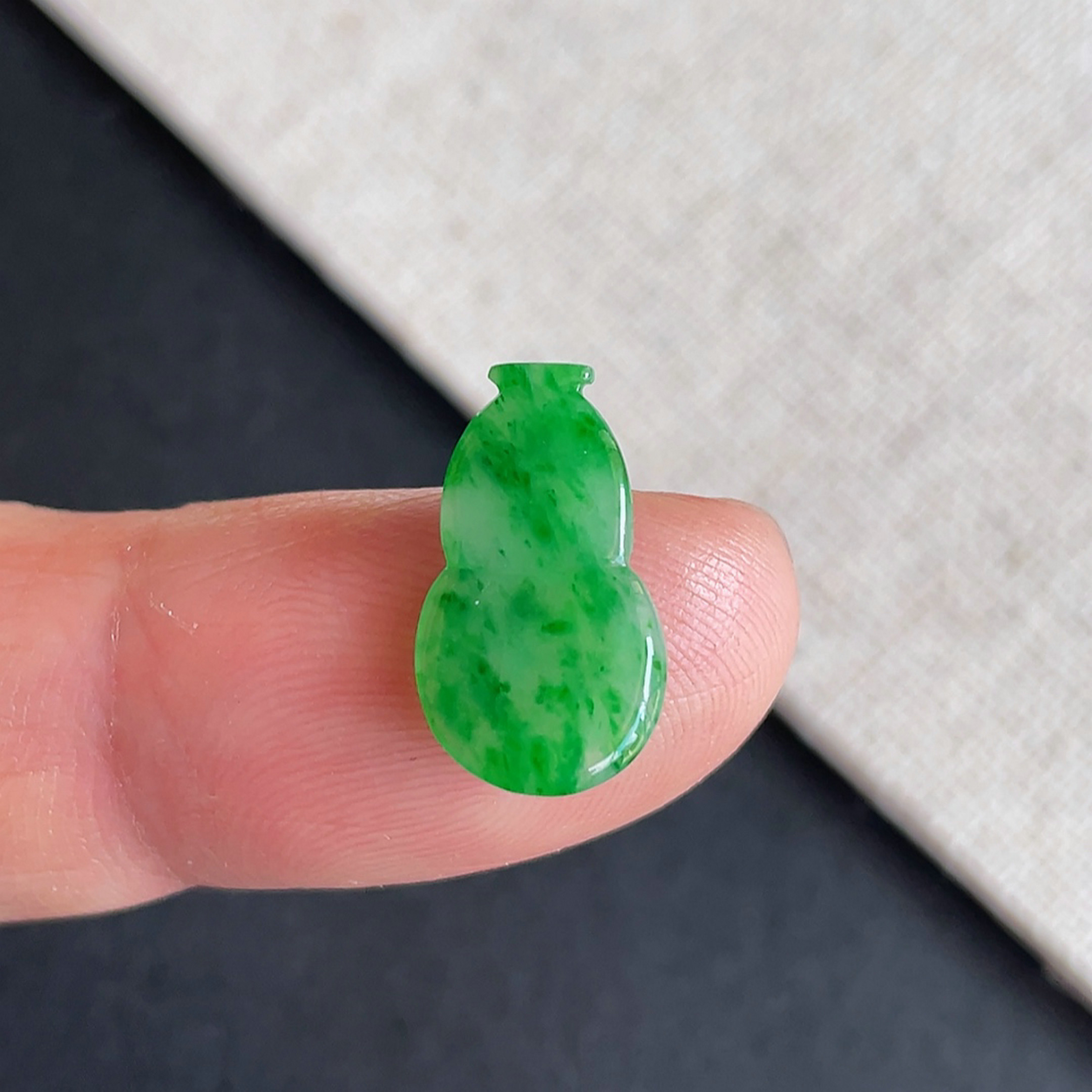 缅甸天然翡翠A货冰种阳绿葫芦戒面 附鉴定证书 支持复检