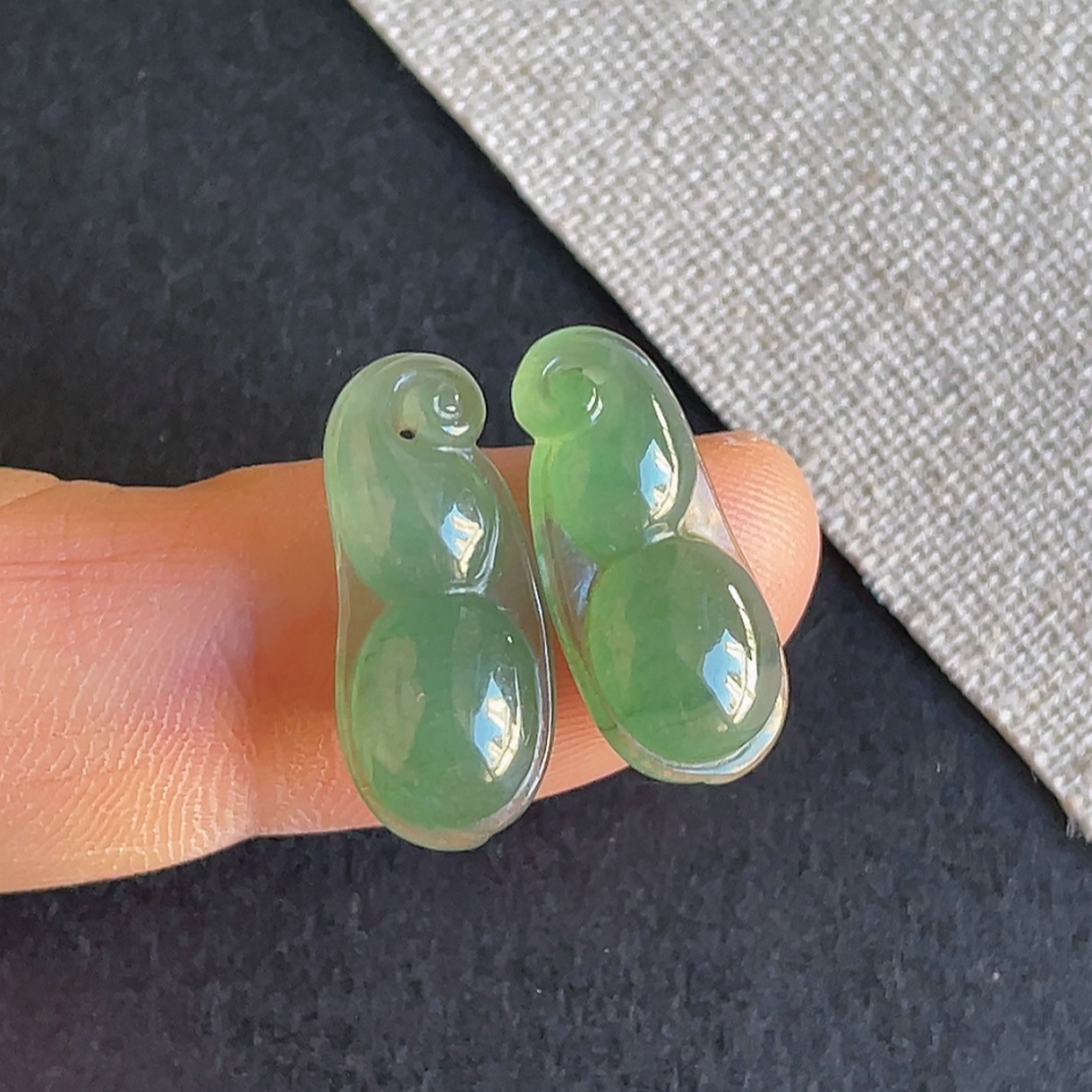 缅甸翡翠a货冰种满绿四季豆一对