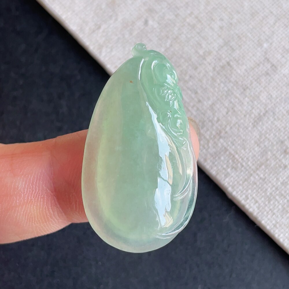 冰种晴水绿翡翠福瓜吊坠