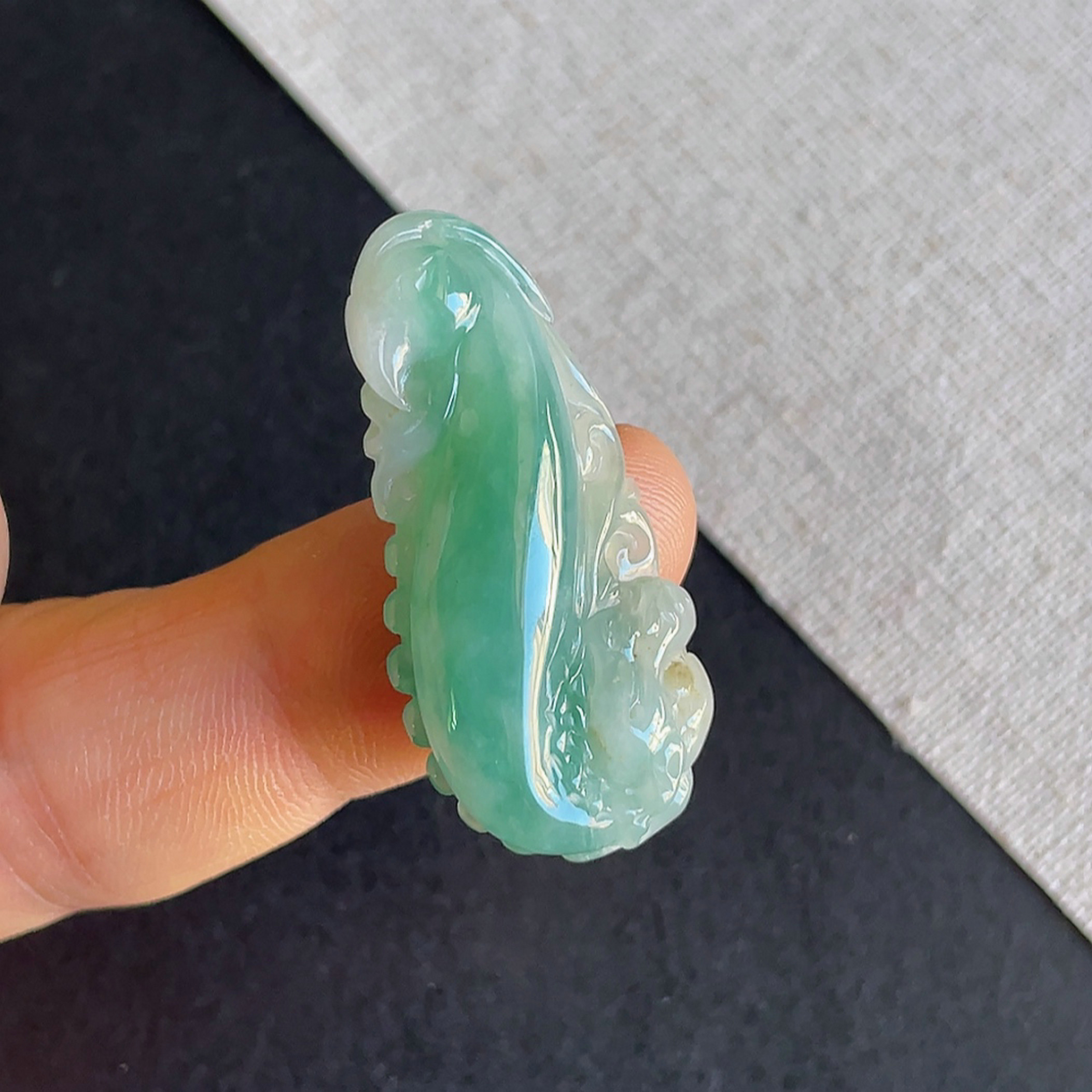 天然缅甸翡翠a货飘花龙钩吊坠