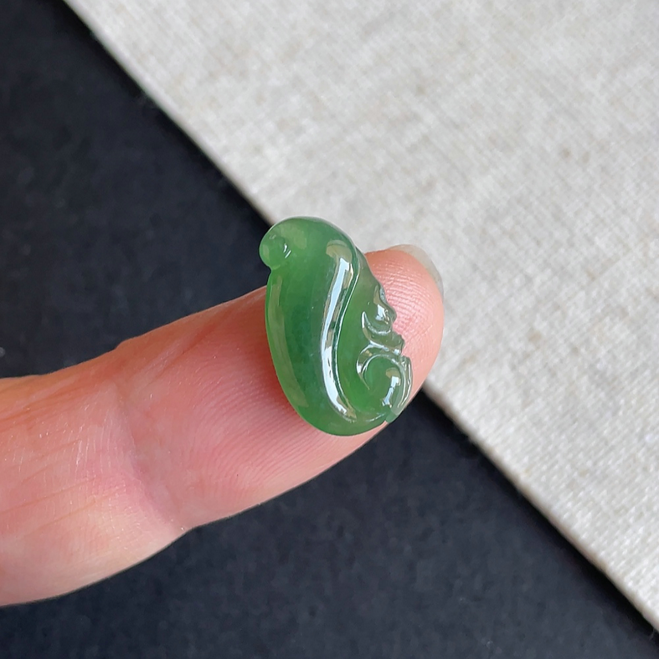 翡翠老坑冰种辣绿翡翠松鼠戒面