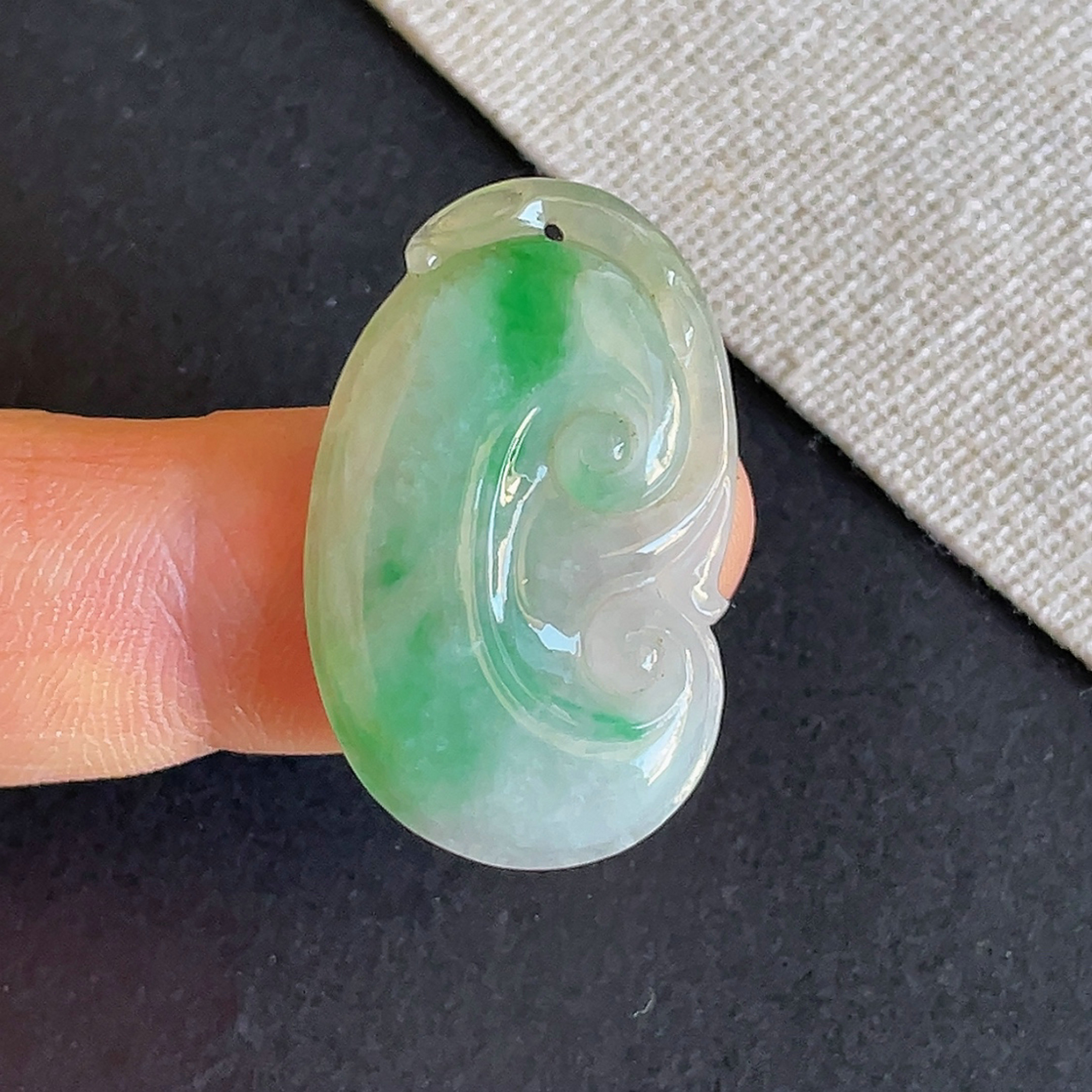 天然缅甸翡翠飘阳绿如意吊坠