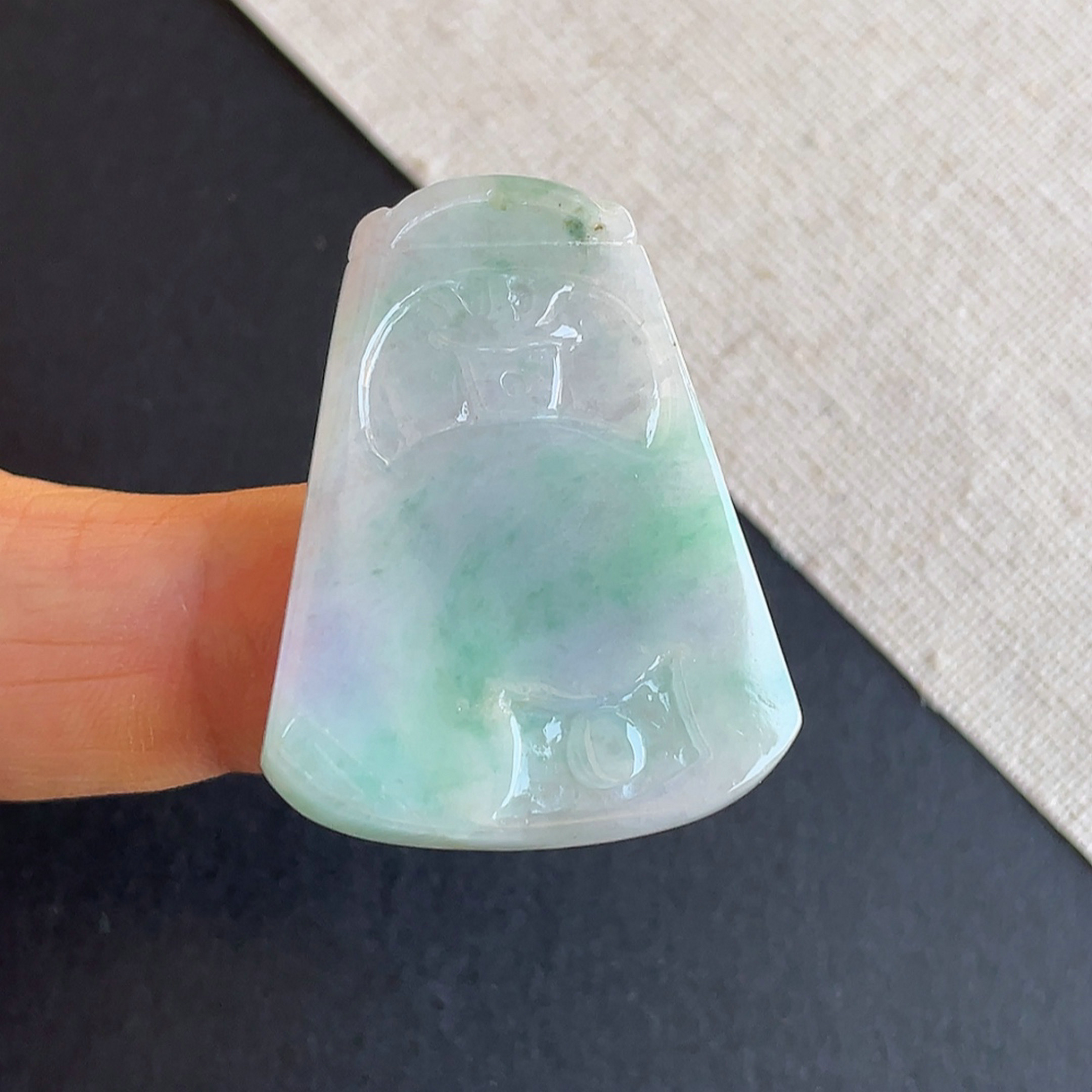 缅甸天然翡翠春带彩吉祥牌吊坠