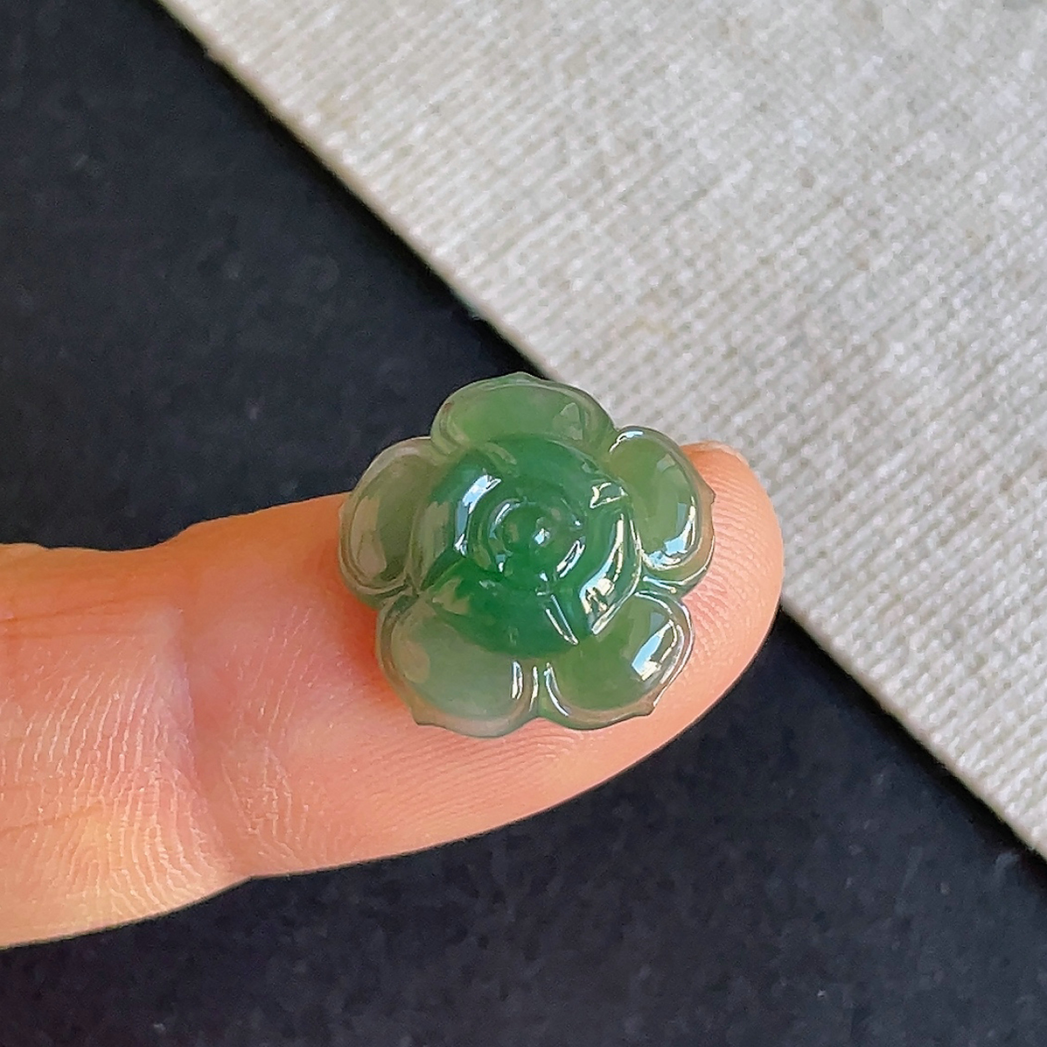 缅甸翡翠冰种满绿花开富贵戒面