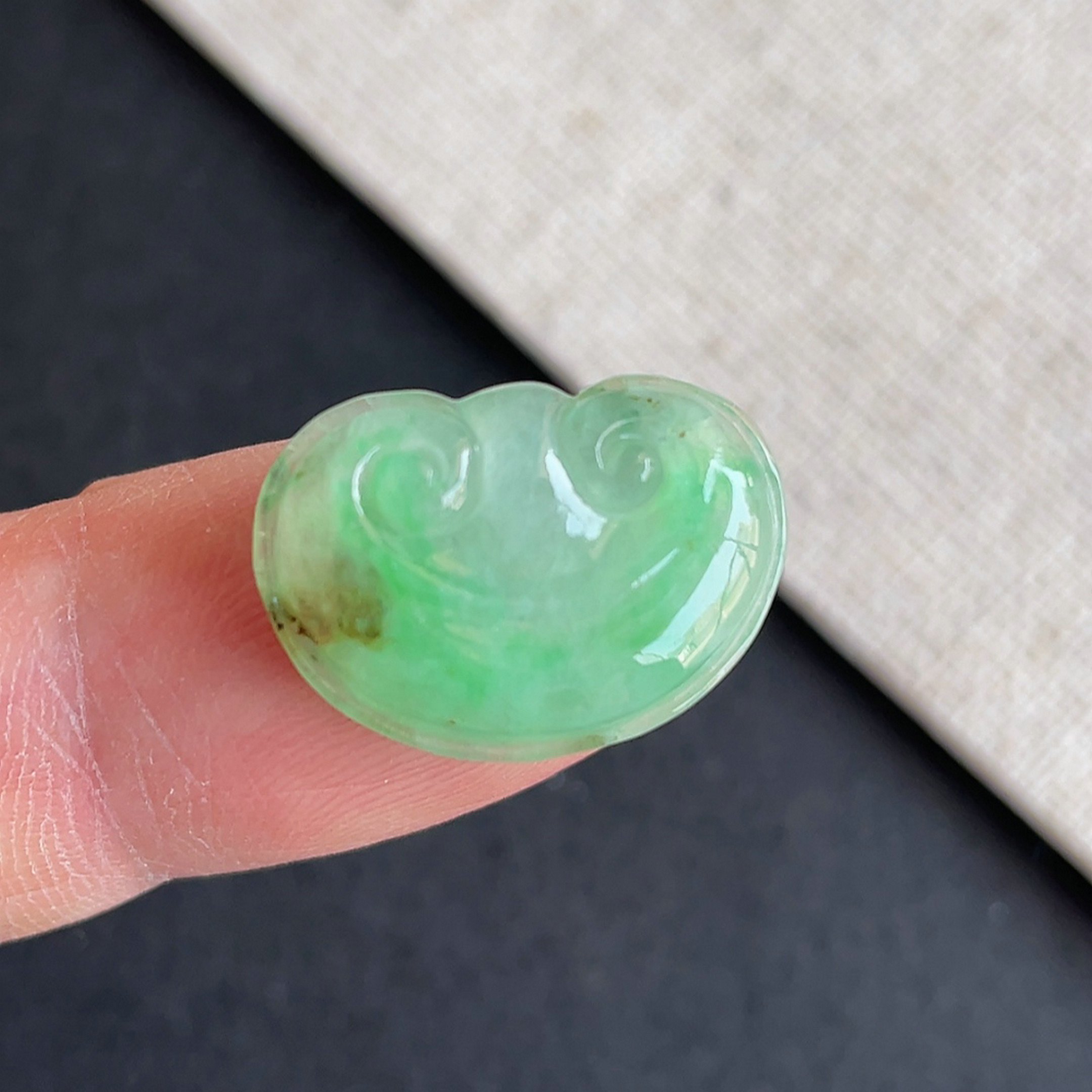 缅甸翡翠冰种飘阳绿如意玉坠