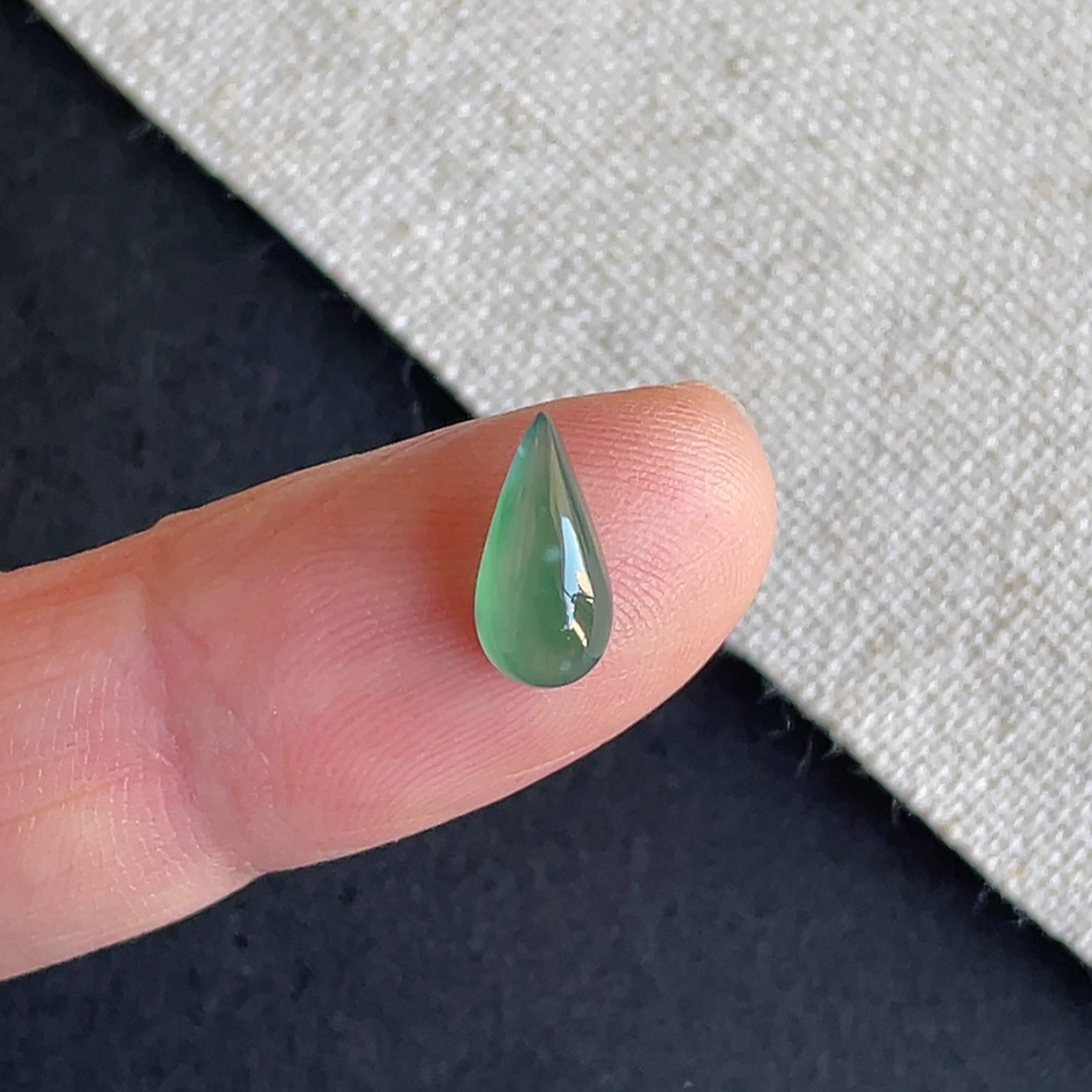 A货翡翠老坑冰种辣绿水滴戒面