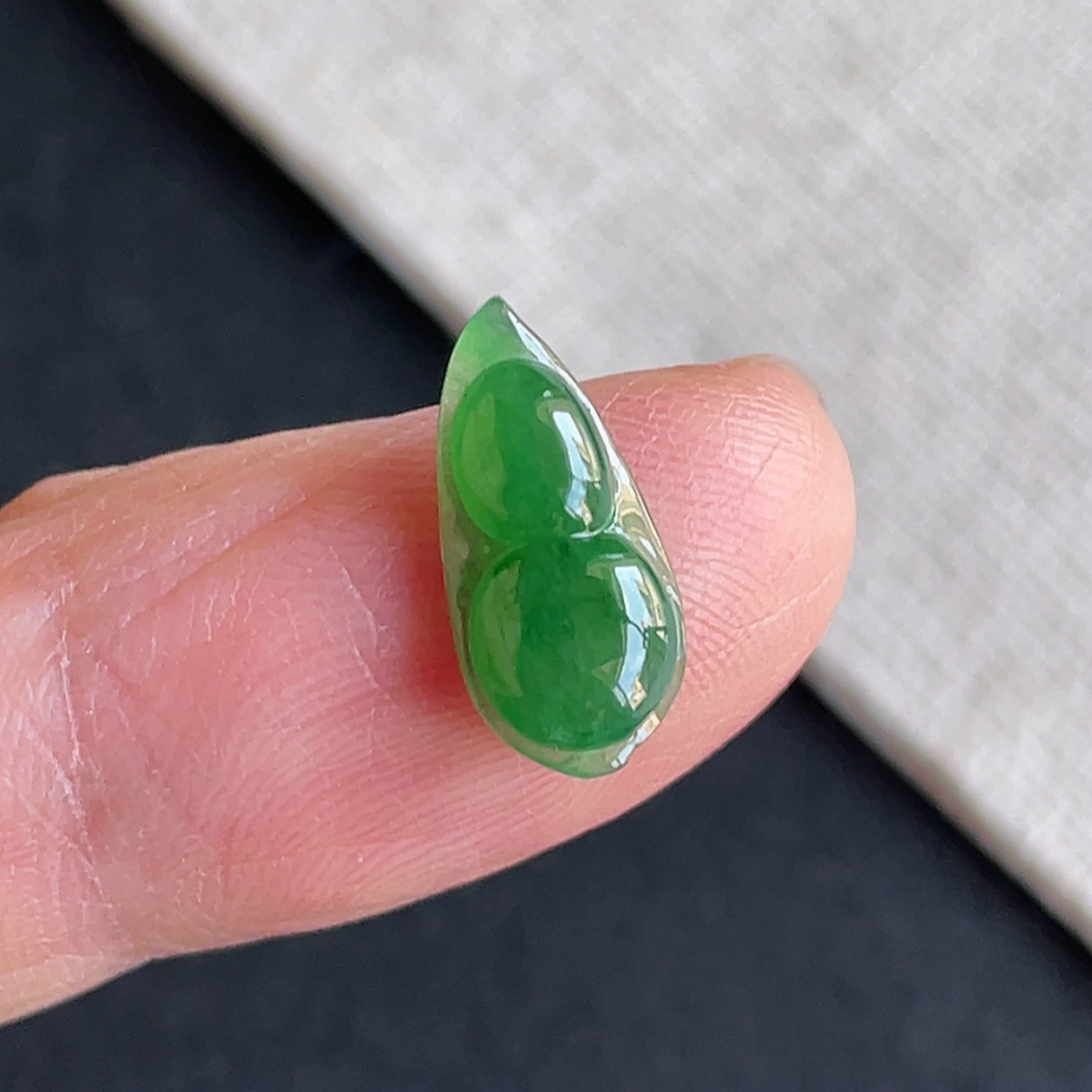 缅甸翡翠冰种阳绿四季豆戒面