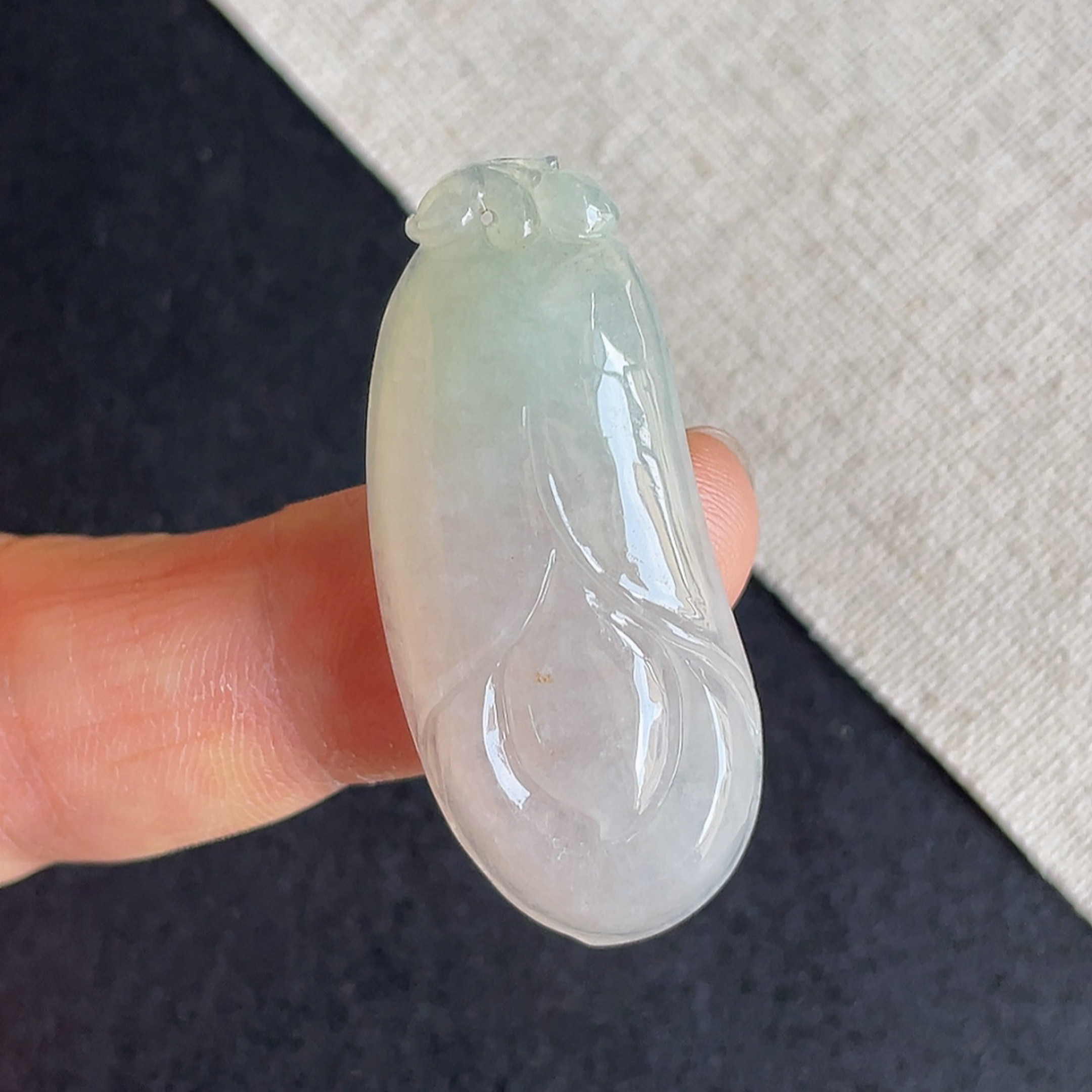 天然翡翠淡绿色兰花玉坠缅甸老坑