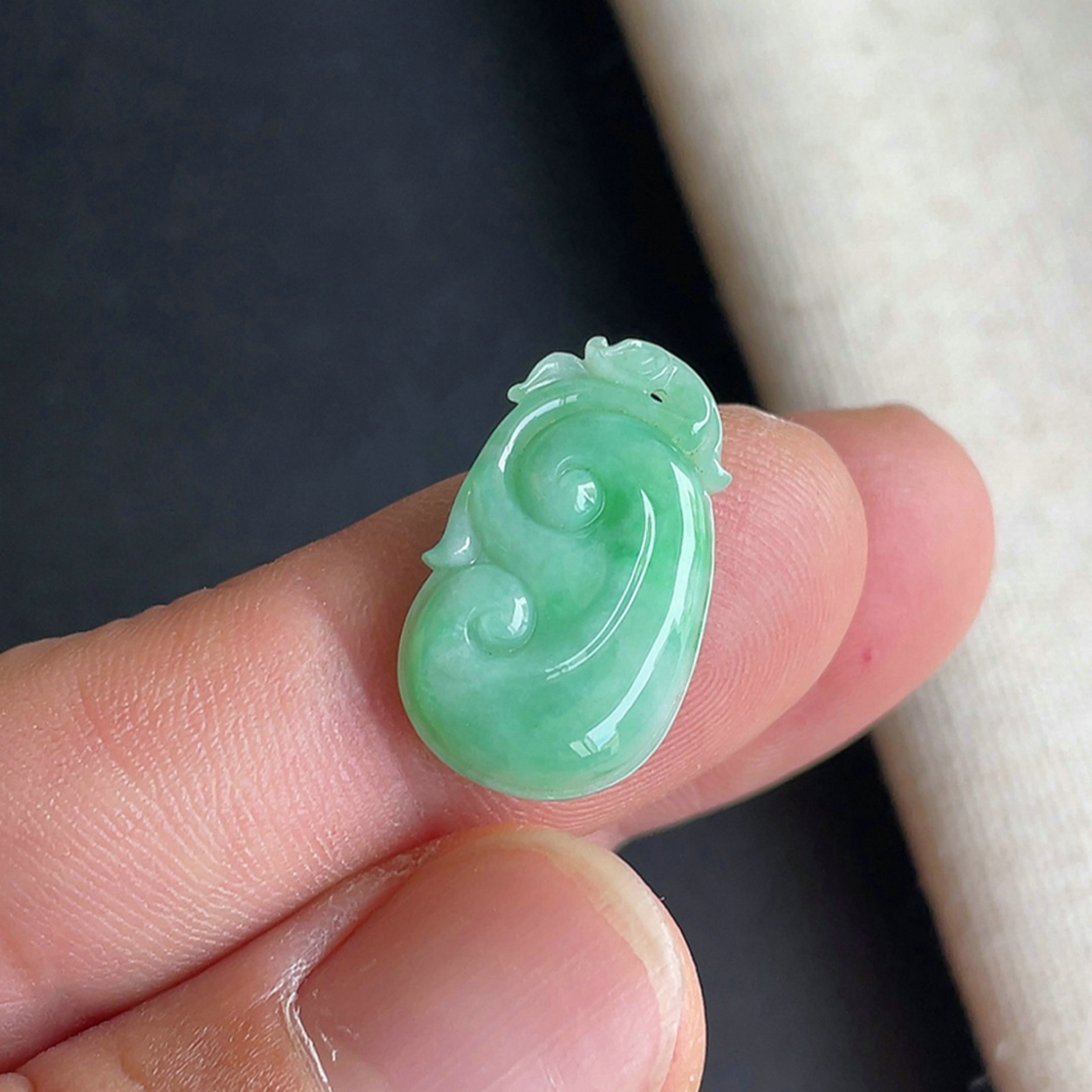 飘阳绿如意吊坠缅甸天然翡翠A货