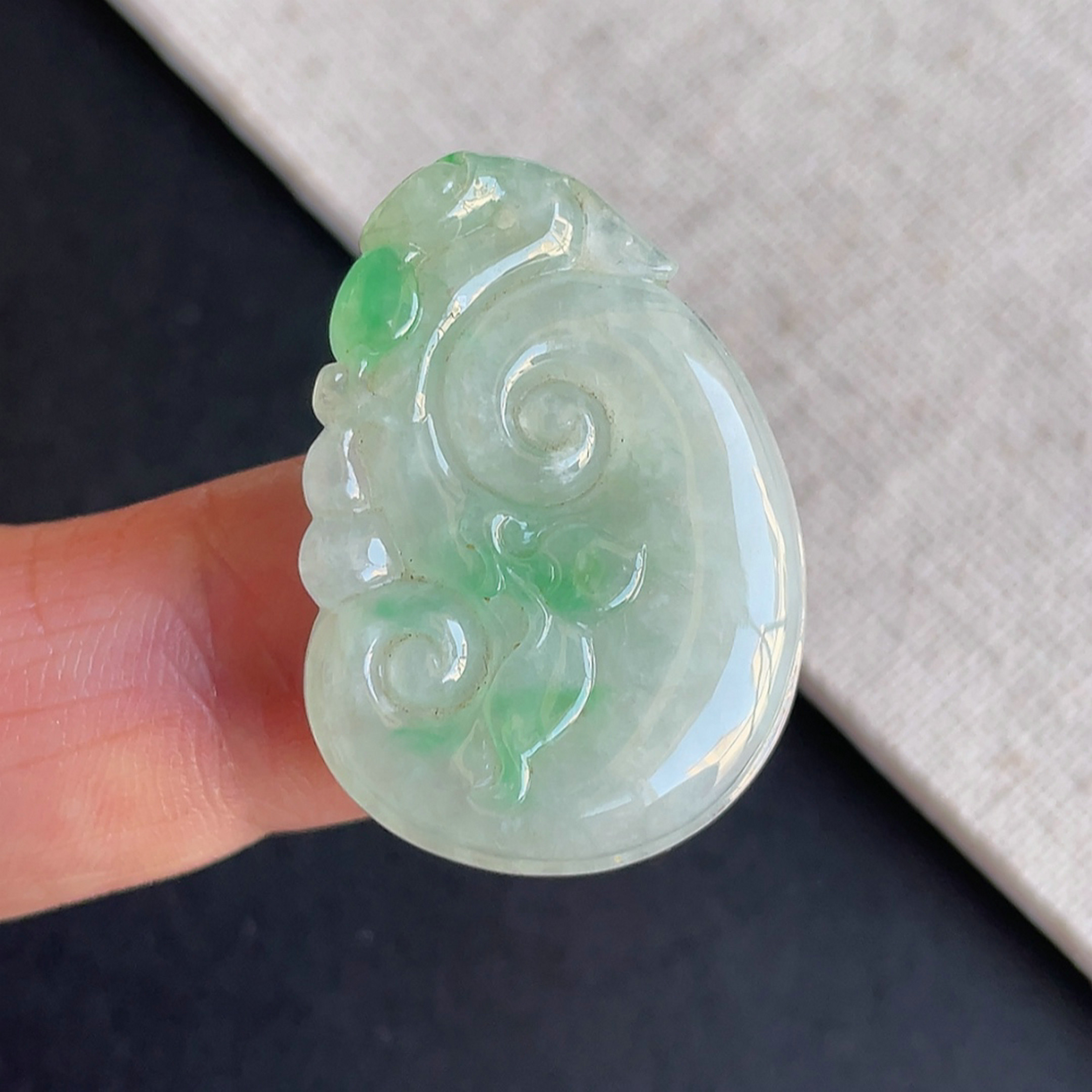 缅甸天然翡翠a货飘阳绿如意吊坠