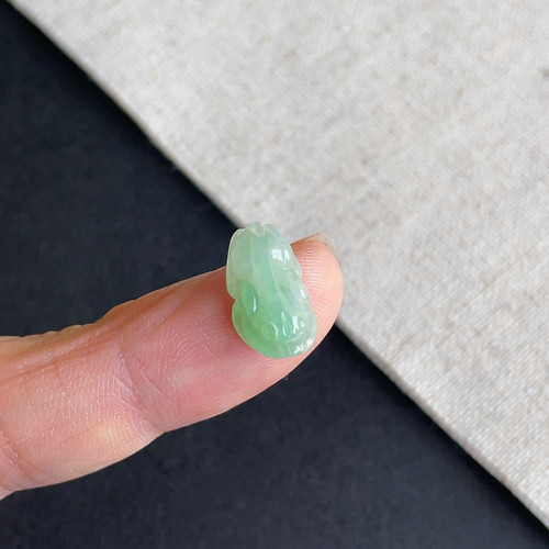 翡翠老坑冰糯种飘阳绿貔貅戒面