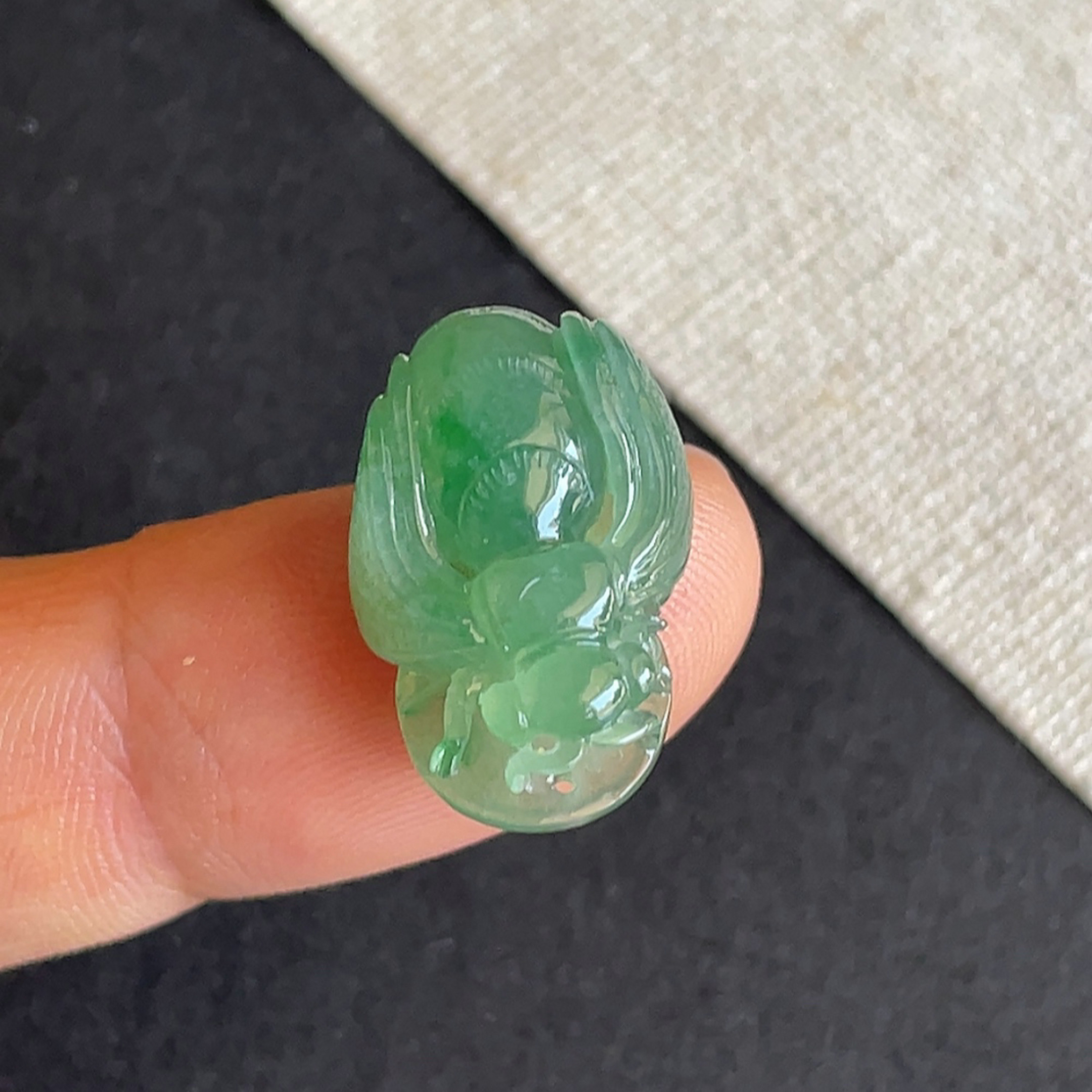 天然缅甸翡翠冰种绿色蜜蜂吊坠