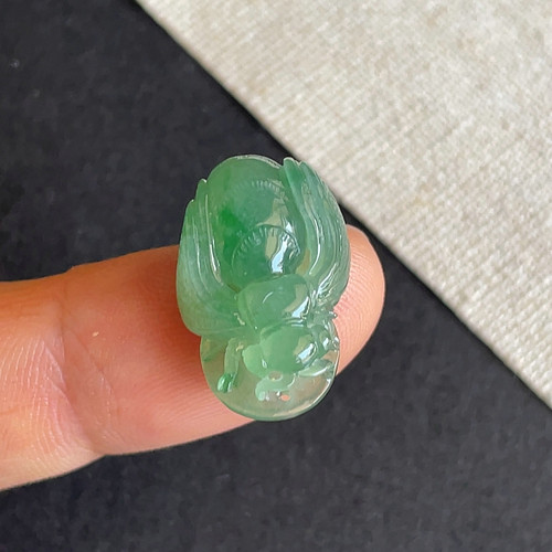天然缅甸翡翠冰种绿色蜜蜂吊坠