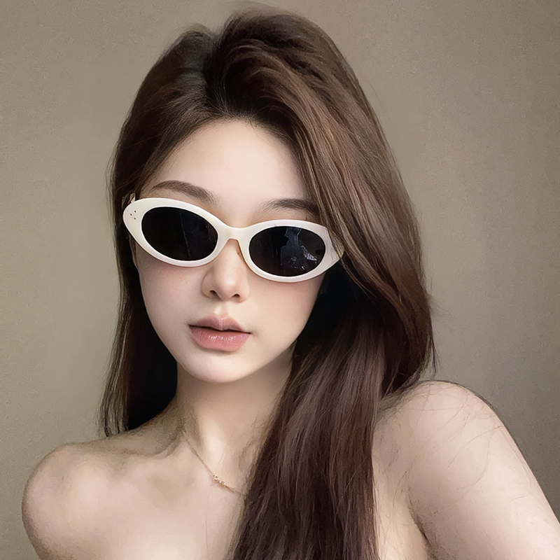 韩系甜辣小框白色高级感太阳镜女