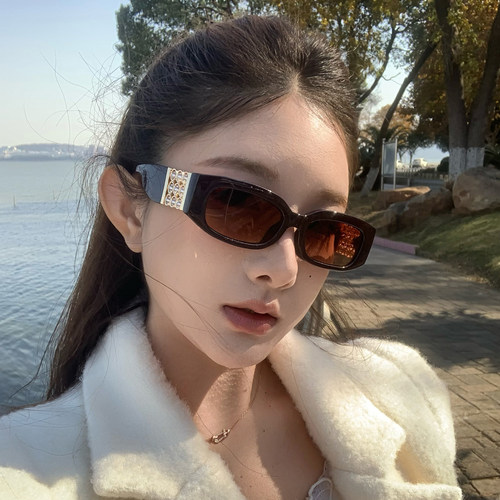 复古方框墨镜女士欧美风时髦窄框高级感太阳镜镂空珍珠镜腿遮阳镜