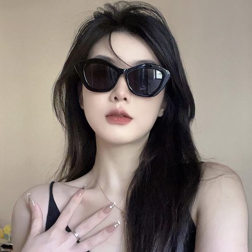欧美大框甜辣风女凹造型街拍墨镜
