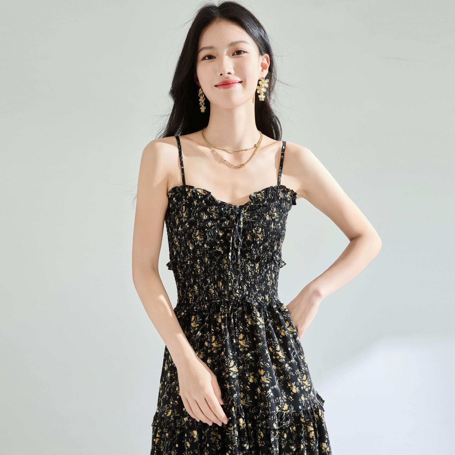 2025新款夏季浪漫木耳边碎花吊带裙收腰显瘦大裙摆度假风连衣裙