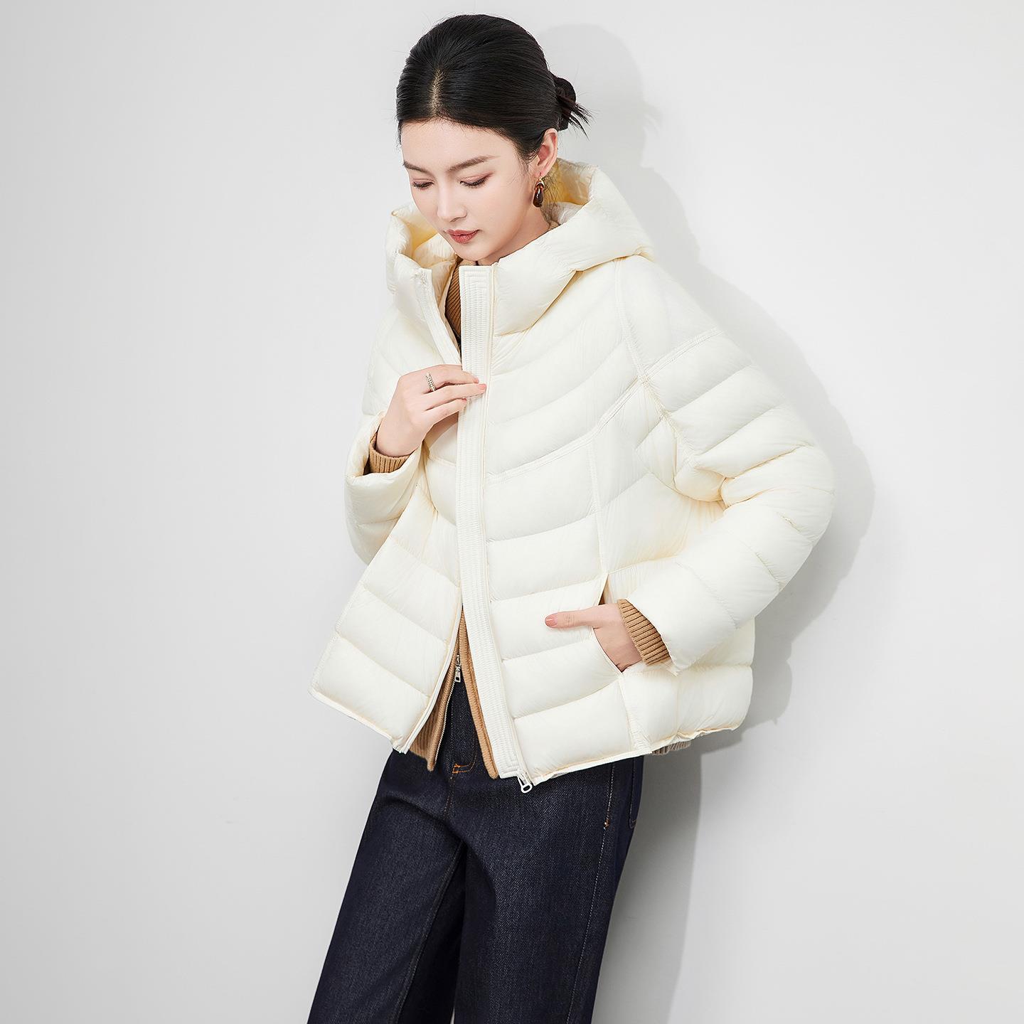 巨好看的冬装外套厚白鸭绒连帽轻薄保暖防风排骨云朵泡芙短款羽绒