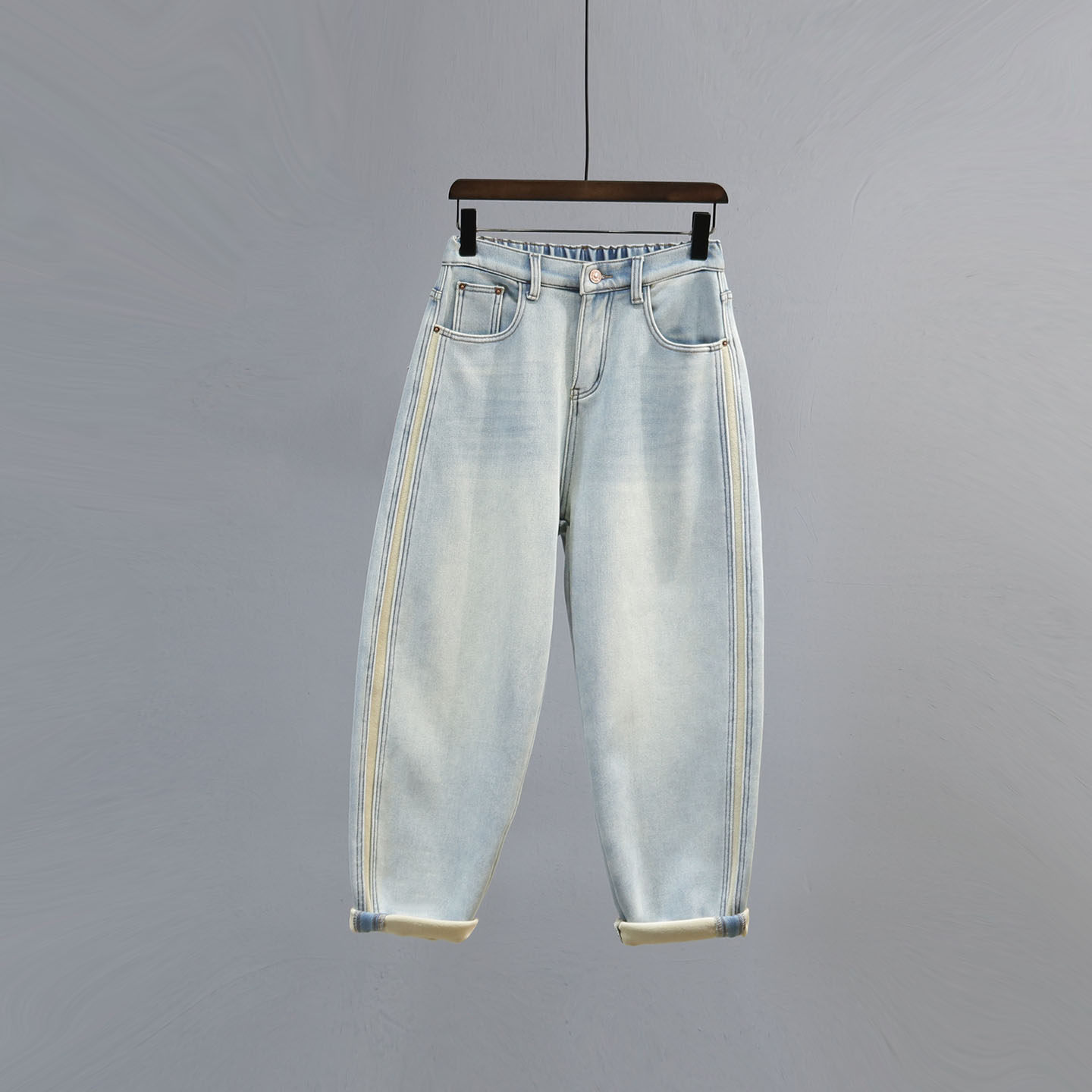 浅蓝色后松紧腰复古哈伦牛仔裤