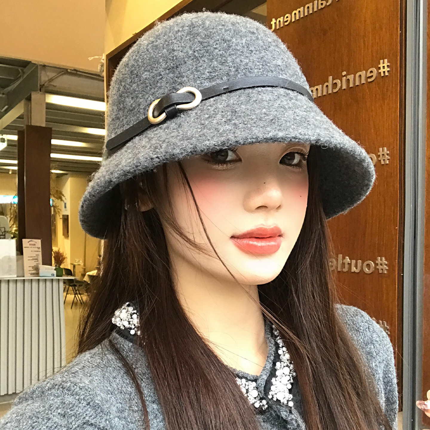 高级感灰色含羊毛皮带扣礼帽女