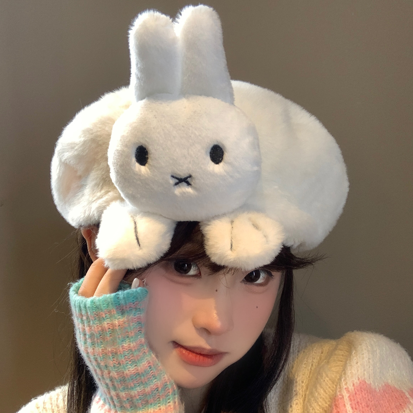可爱米菲玩偶白色毛绒贝雷帽女秋冬保暖甜美大头围显脸小画家帽子
