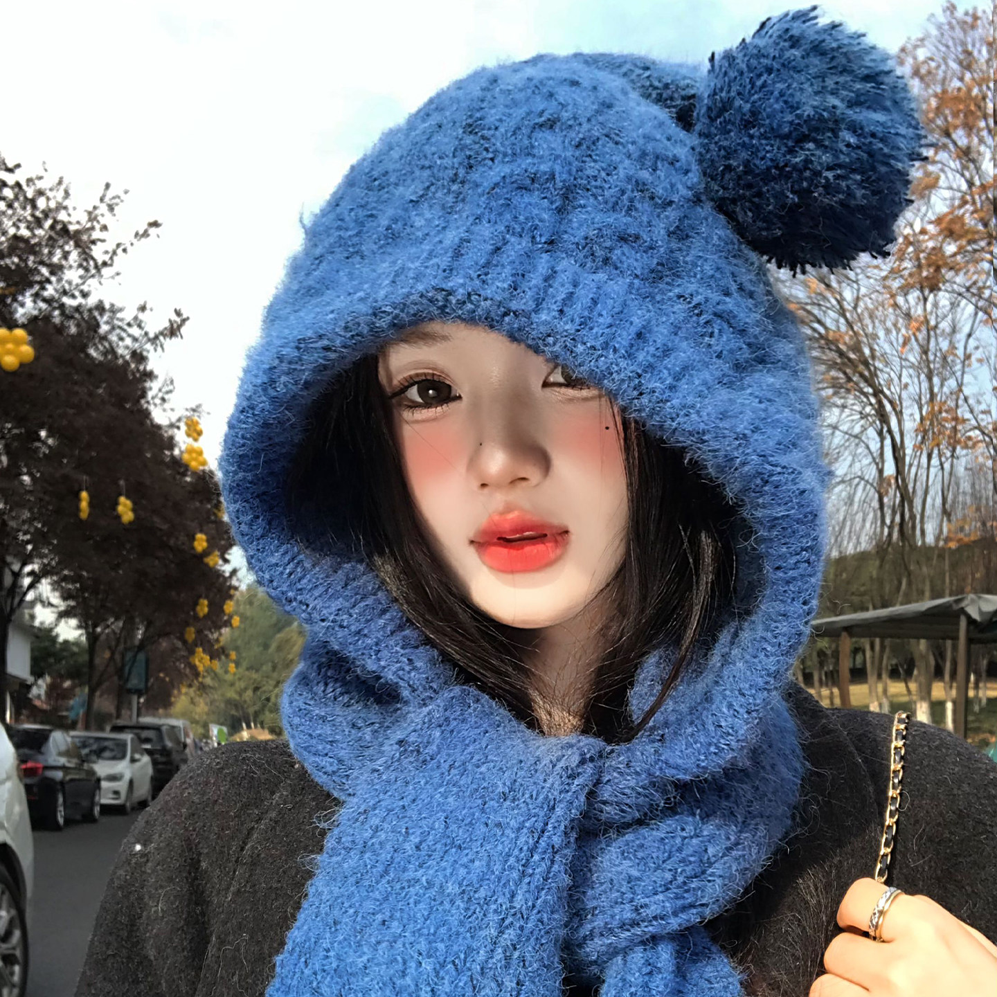 蓝色毛球麻花针织帽子围巾一体女士冬季加厚保暖护耳巴拉克拉法帽