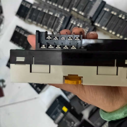 台州设备PLC DRT2-AD02点输出模块，3个月。