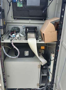 台州设备自助服务终端一体机，白色机身配绿色装饰，带双触摸屏显